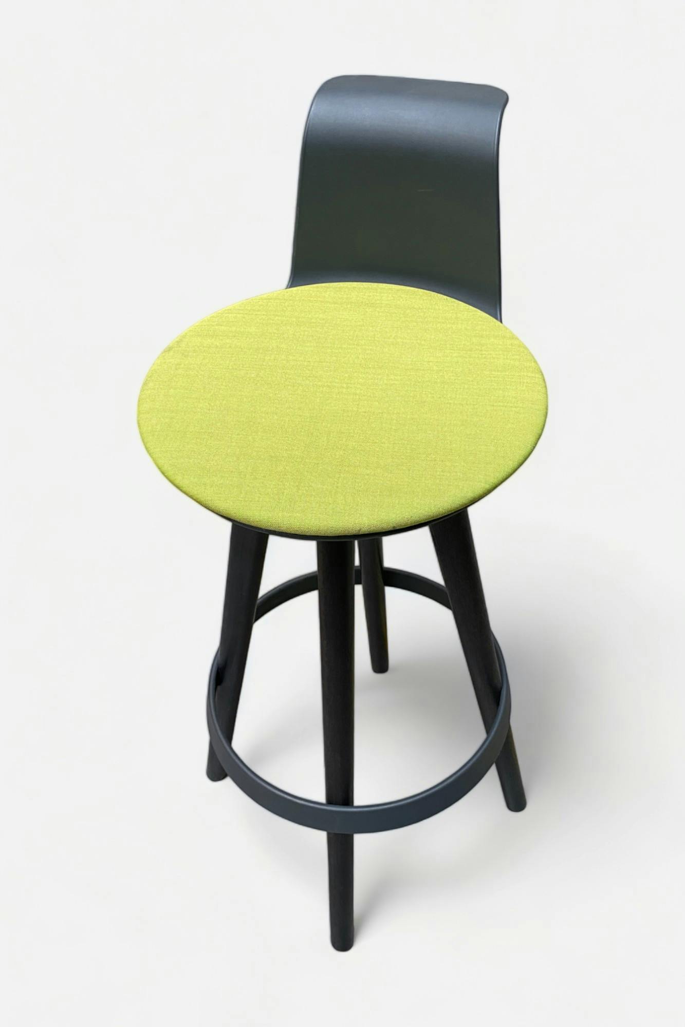 Chaise de bar vert clair Bene Timba sur pieds en bois foncé avec dossier en plastique anthracite - Relieve Furniture