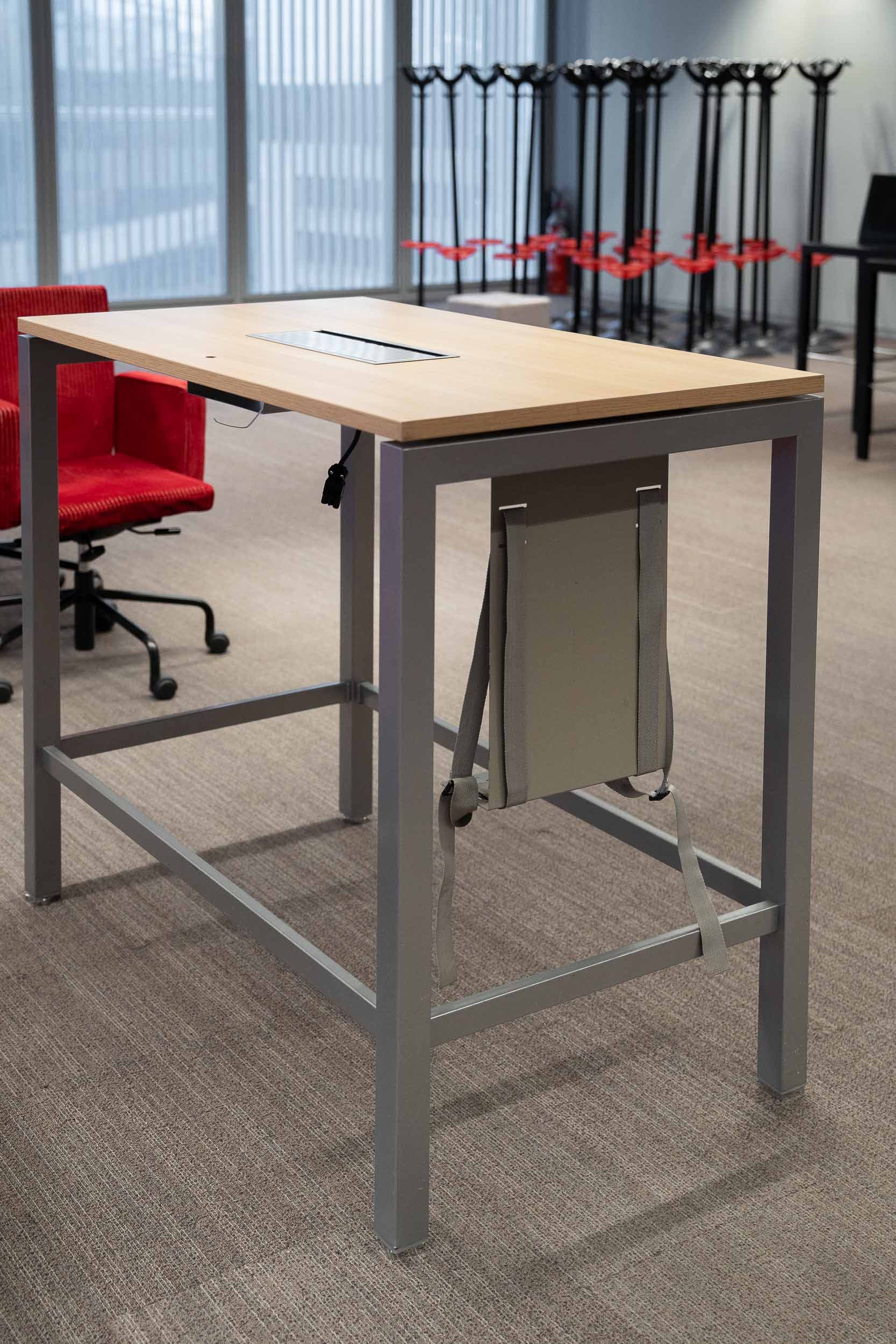 Hoge tafel met toegang tot bovenblad en klein gat