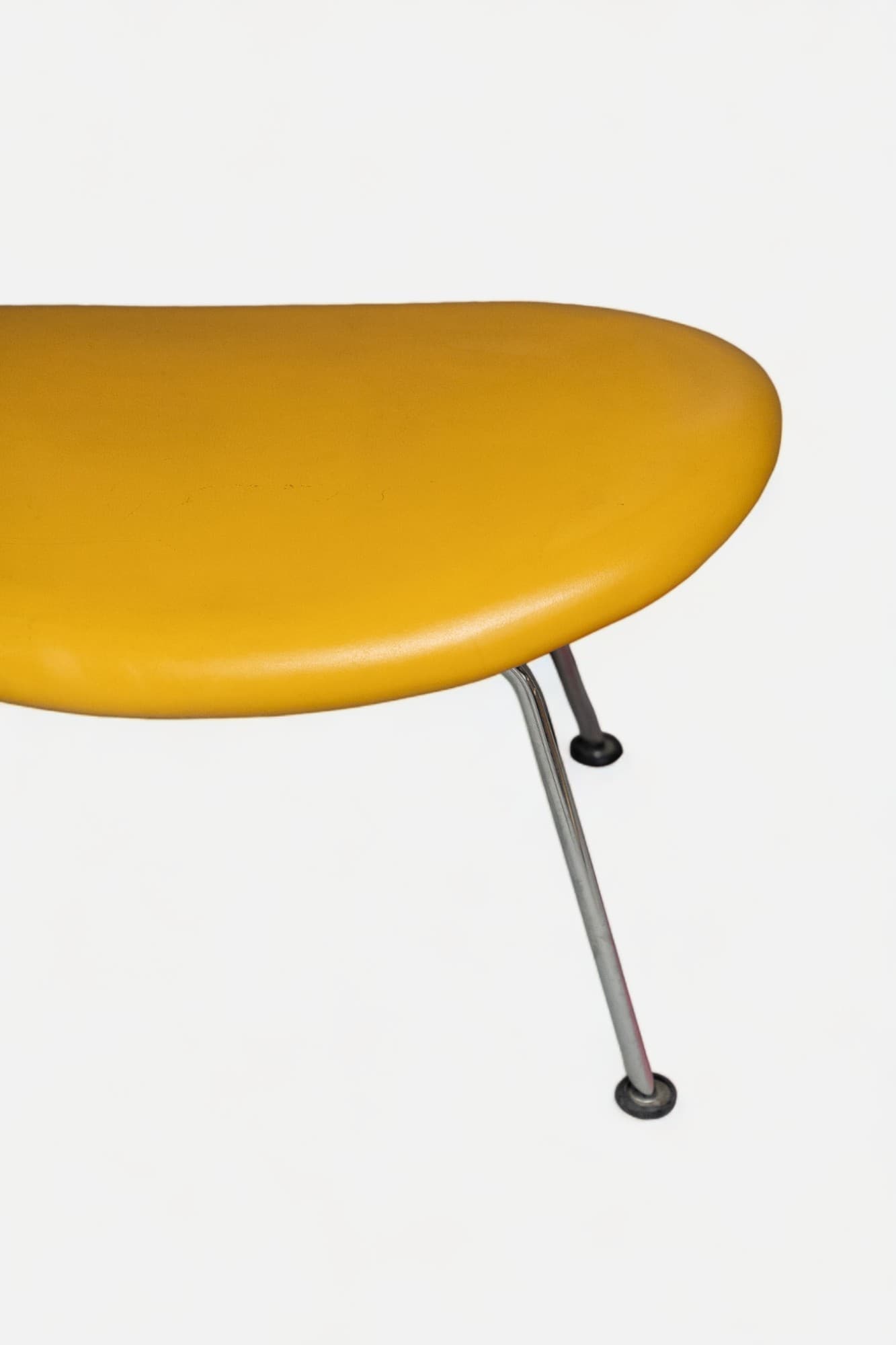 Artifort Orange Slice Design Tabouret bas en cuir jaune sur pieds en acier