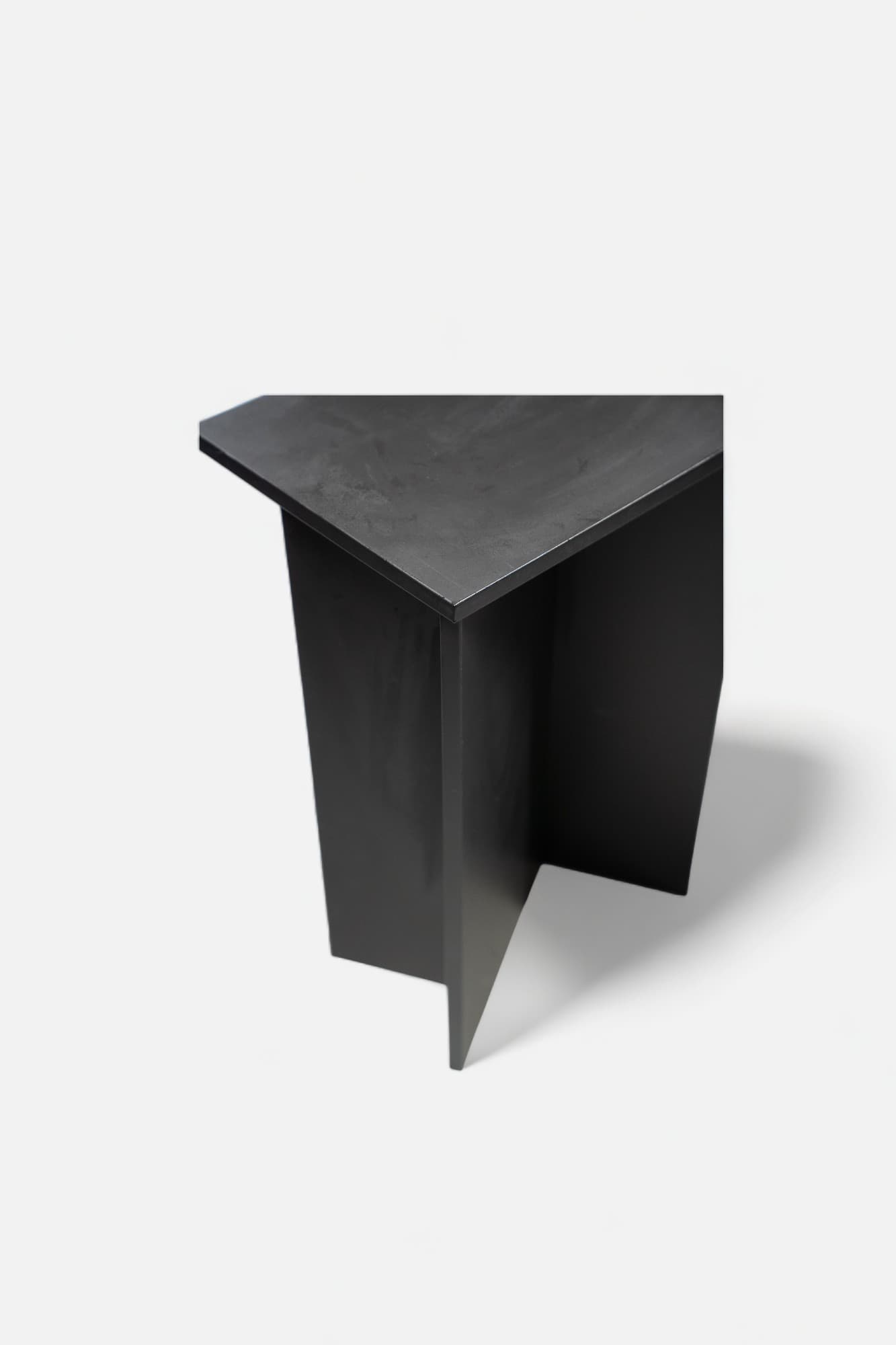 Lage zwarte houten bijzettafel