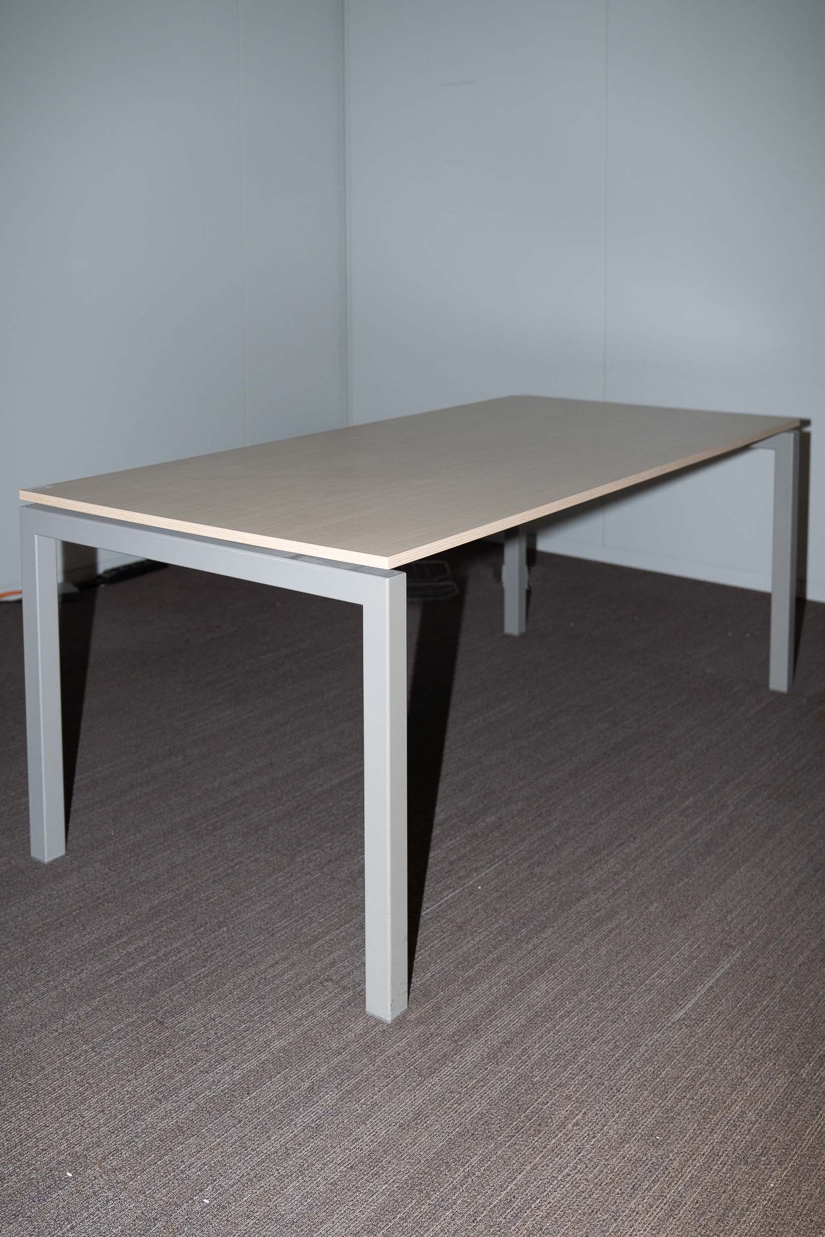 Nurus 180cm Bureau en bois clair sur pieds carrés gris réglables et sans accès au plateau