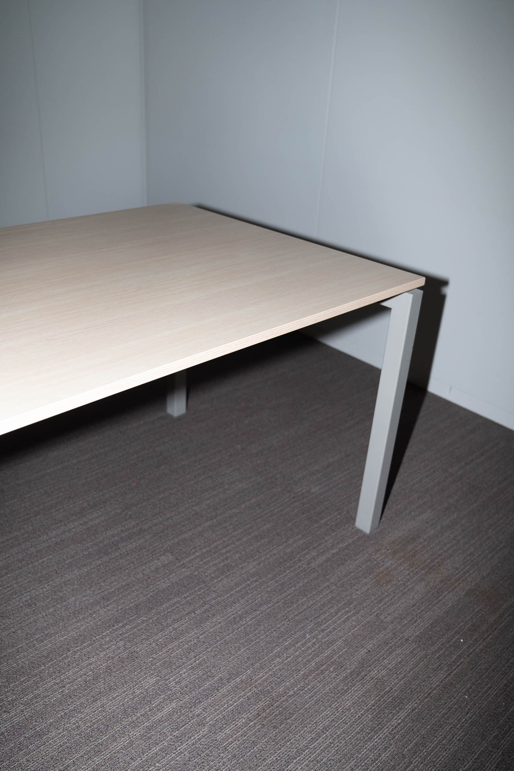 Nurus 180cm Light wood top desk on adjustable grey squared legs and without top access