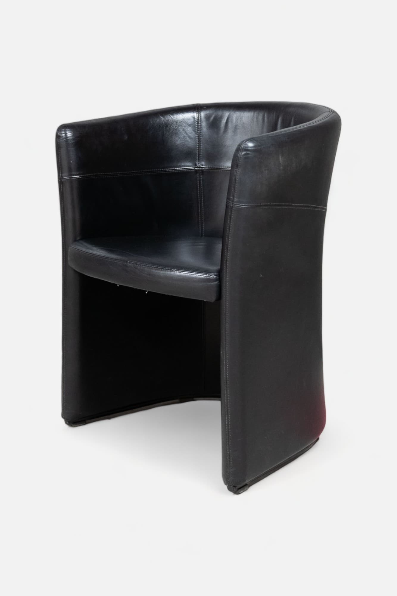Siège en cuir noir incurvé Kinnarps