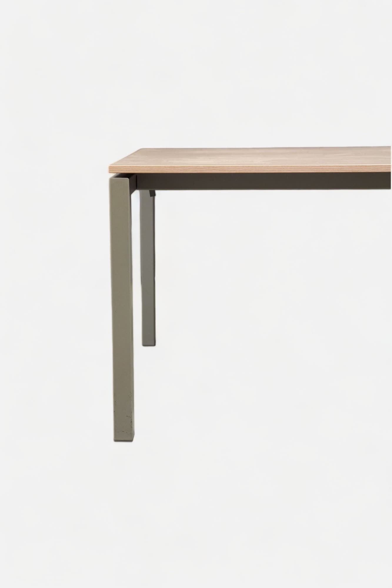 160cm Bureau en bois clair avec pieds en métal gris non réglables
