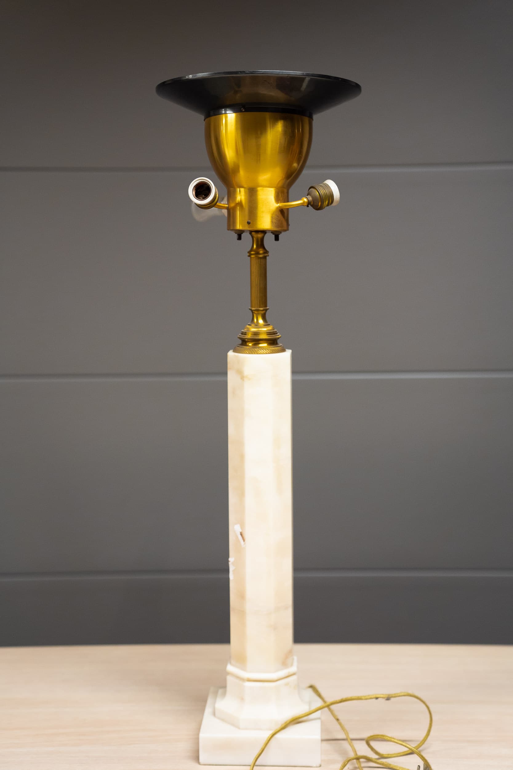 Design Vintage lamp on marble leg