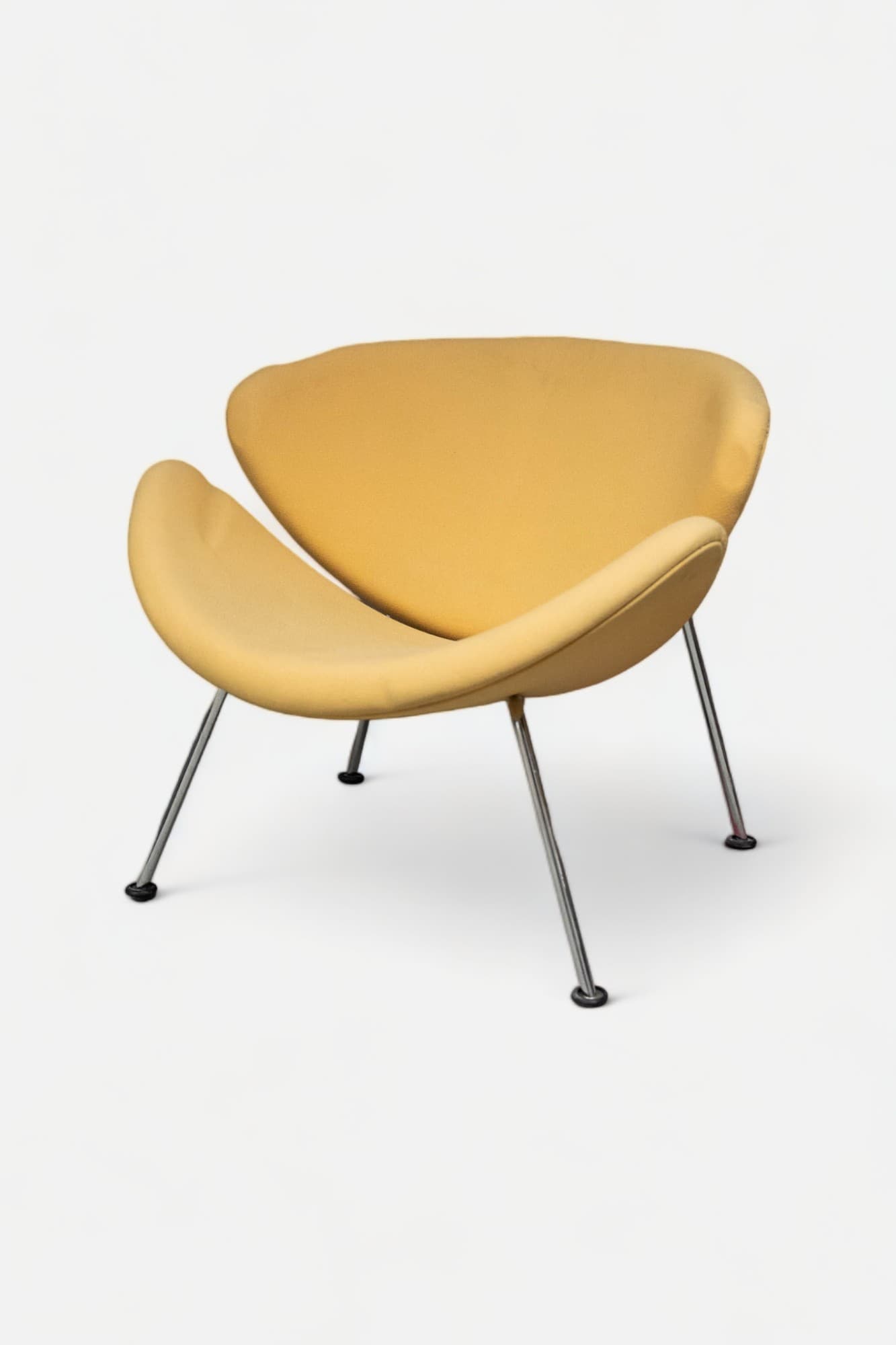 Fauteuil vintage Artifort orange slice Design jaune clair coussin avec pieds en acier