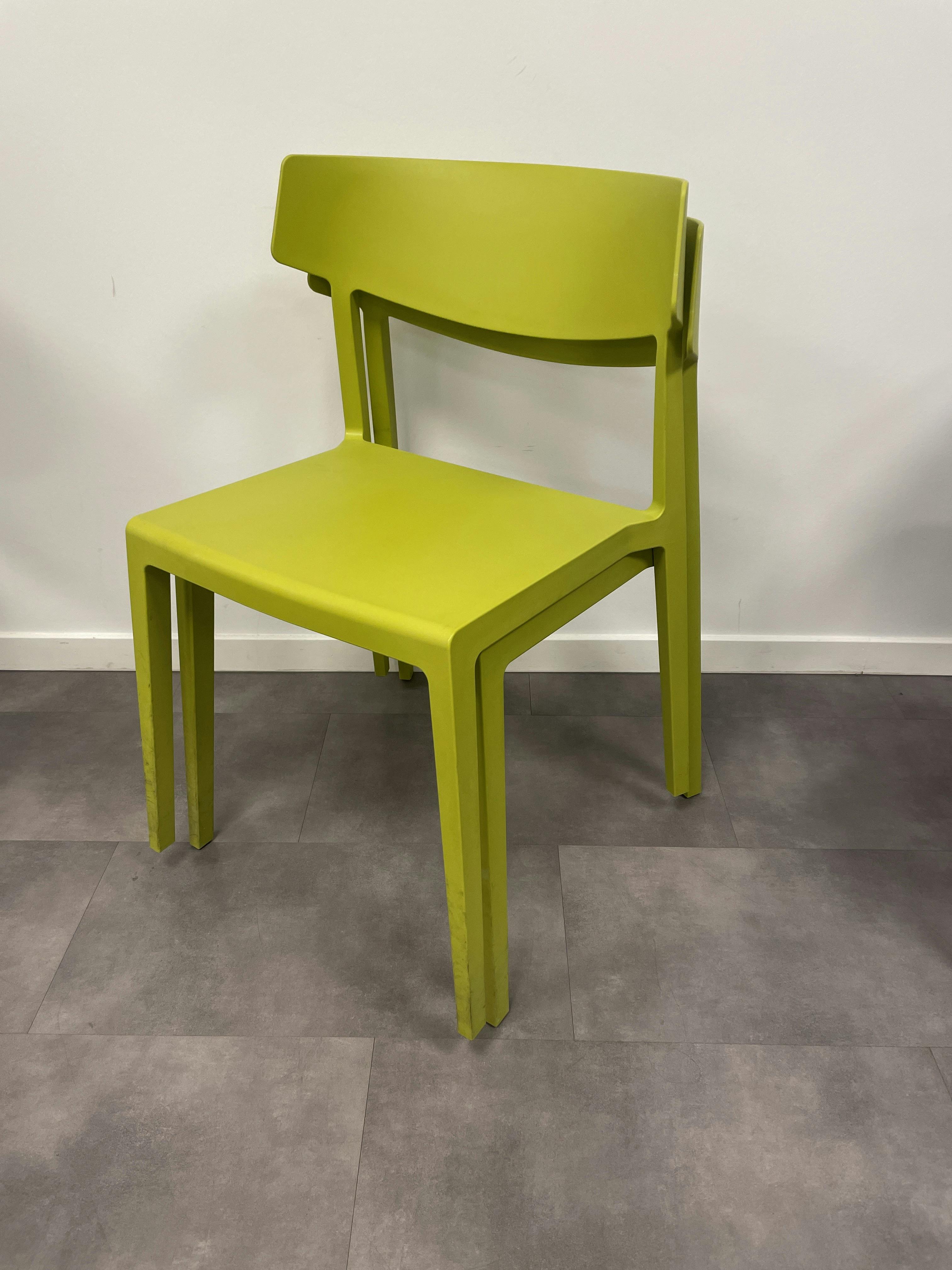 Chaise empilable en plastique vert - Relieve Furniture
