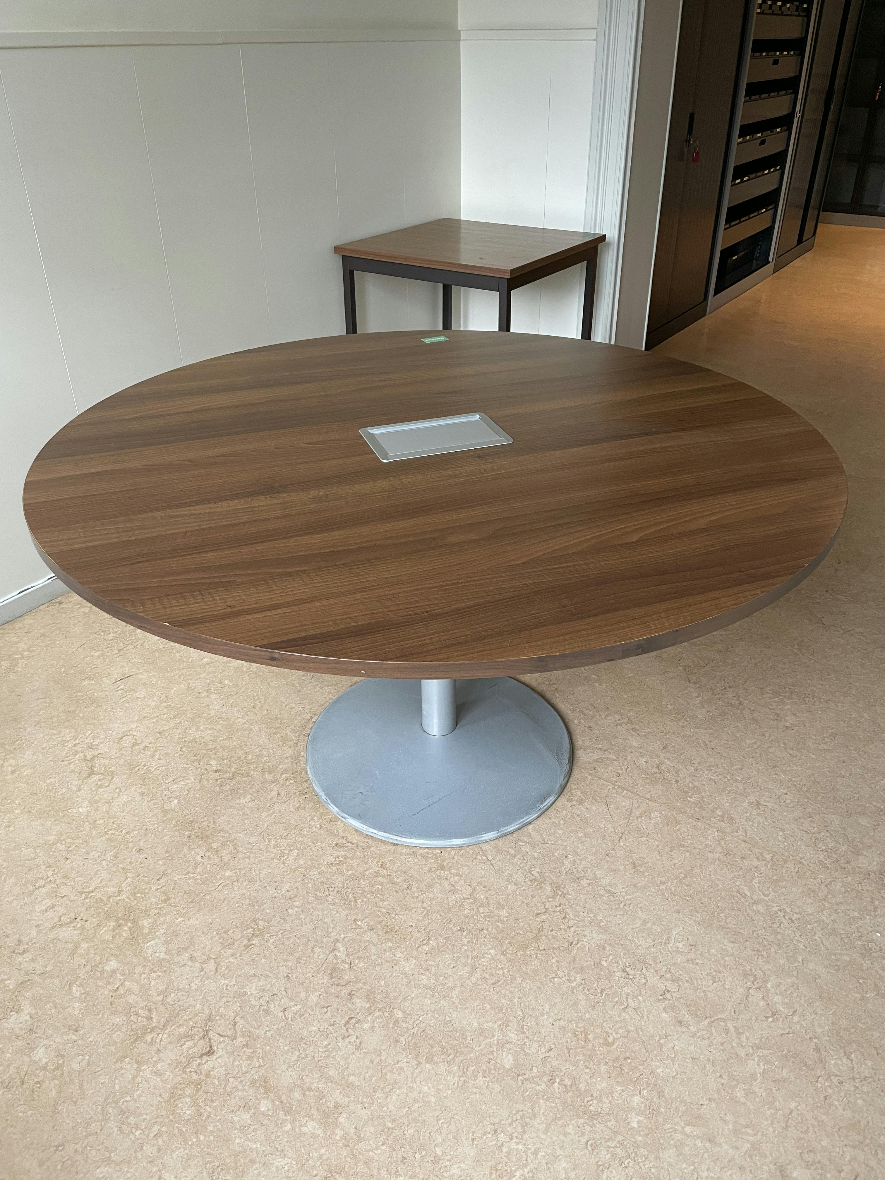 Table ronde en bois de 140 cm avec accès au plateau et pied gris - Relieve Furniture