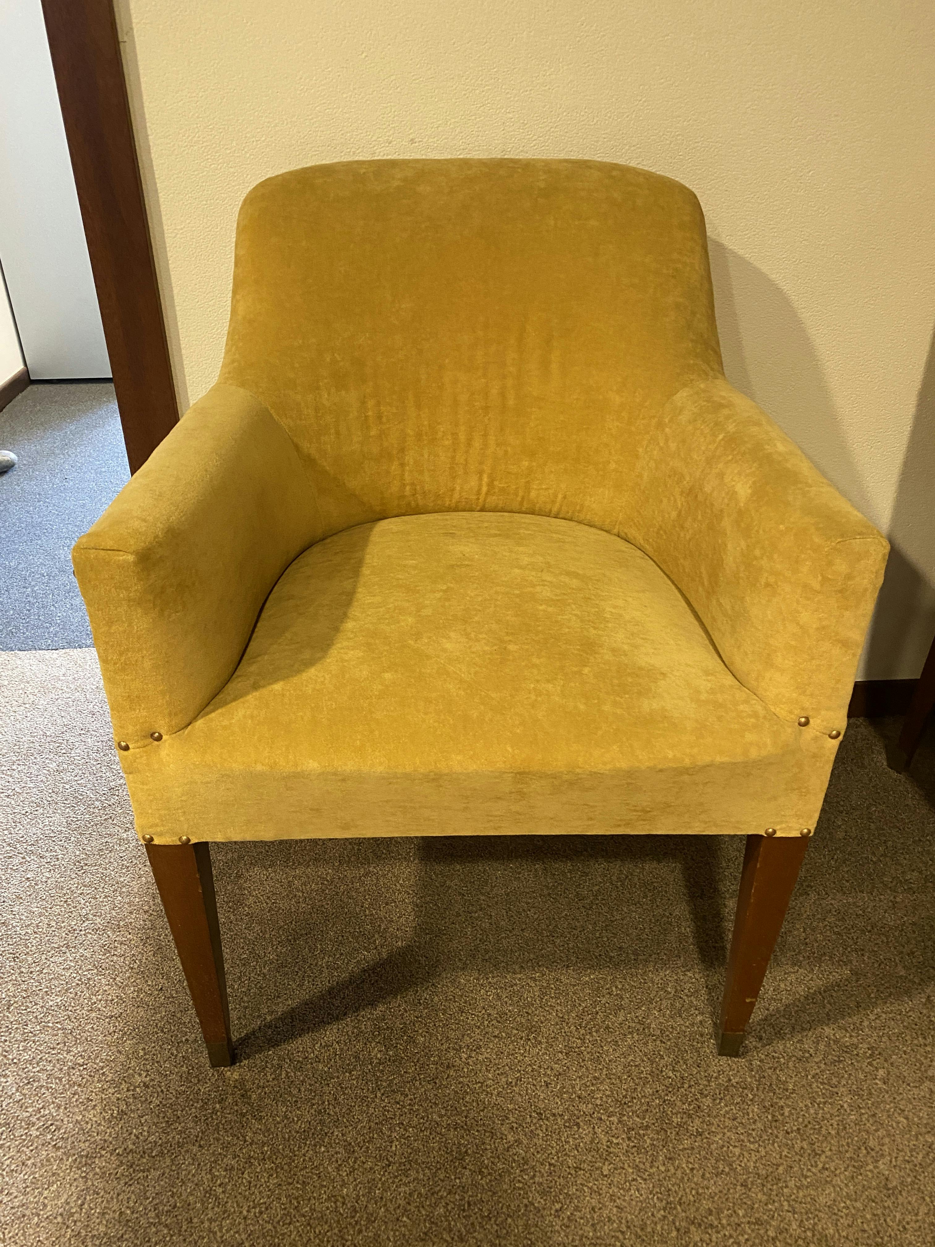 Gele vintage comfortabele stoel op houten poten - Relieve Furniture