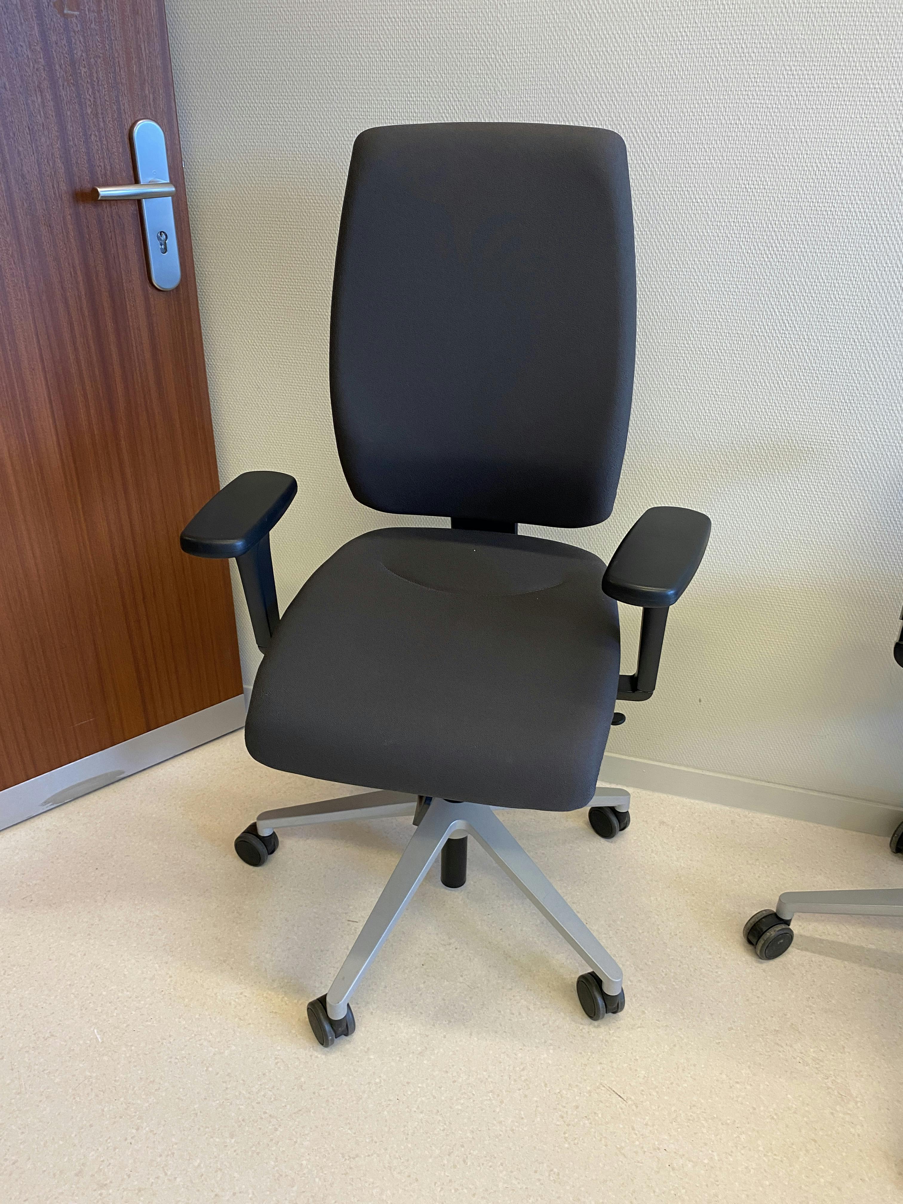 Chaise de bureau à roulettes Giroflex Brown - Relieve Furniture