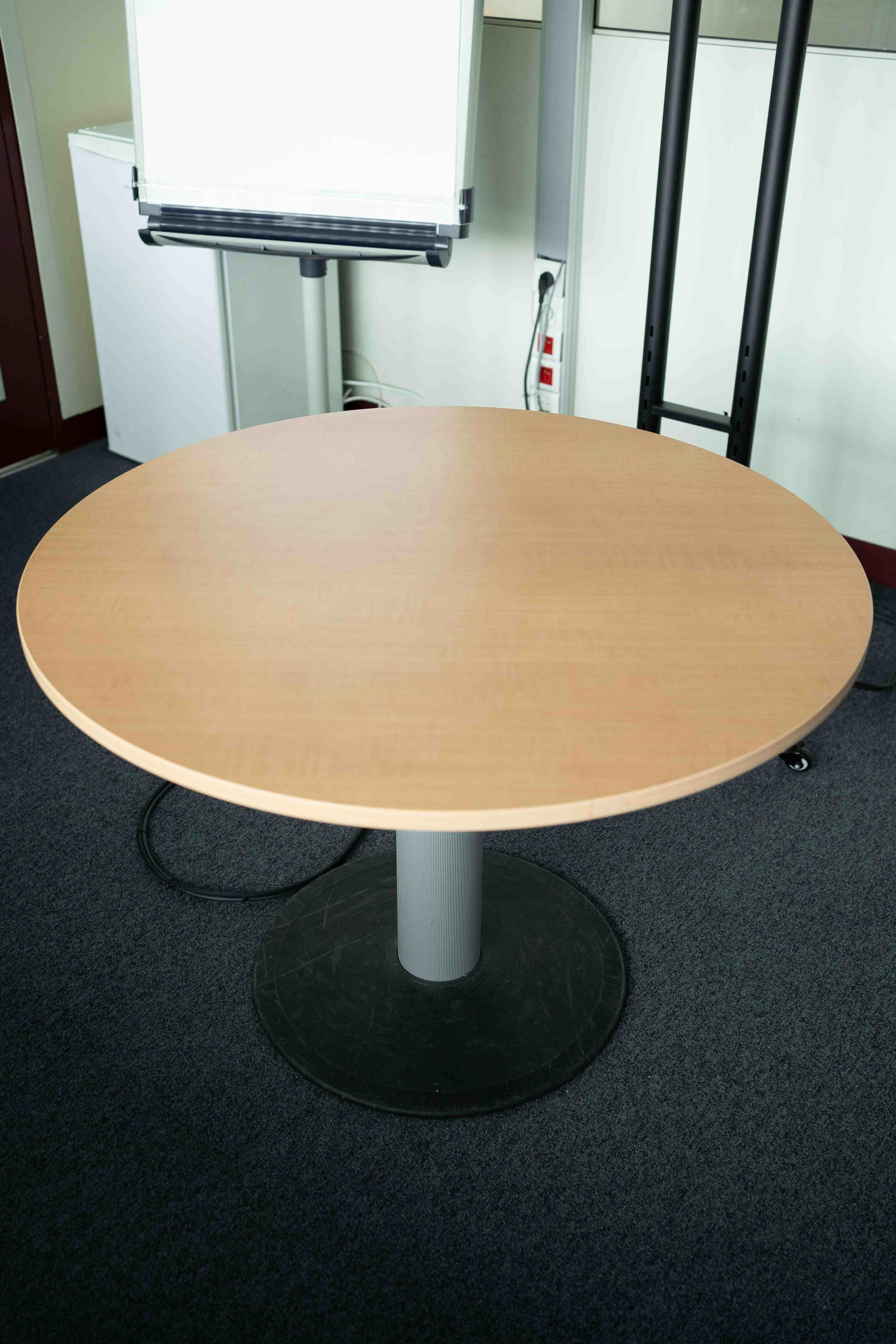 Table ronde avec pied en gris noir - Relieve Furniture