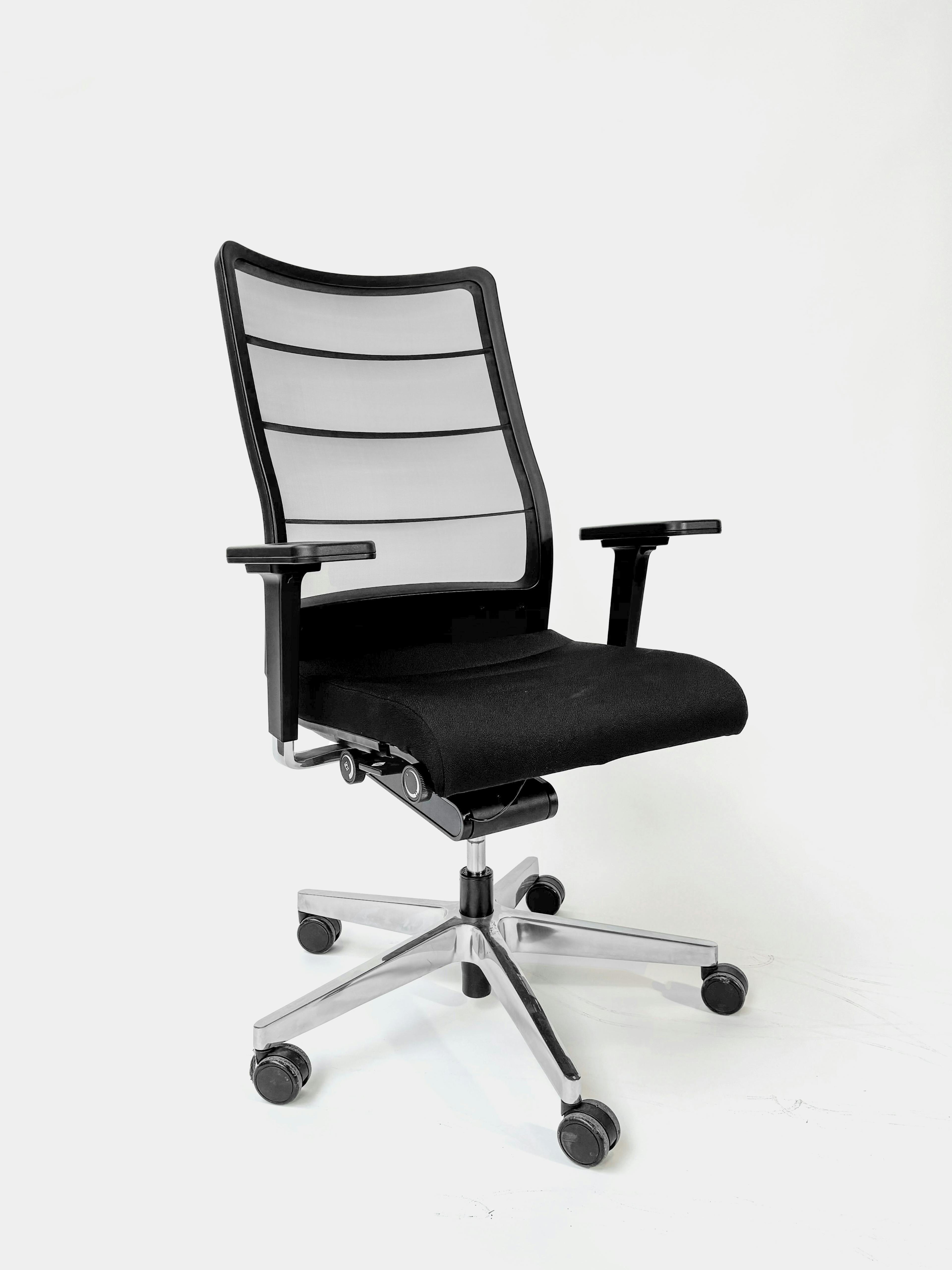 INTERSTUHL Chaise de bureau noire avec dossier en maille - Relieve Furniture
