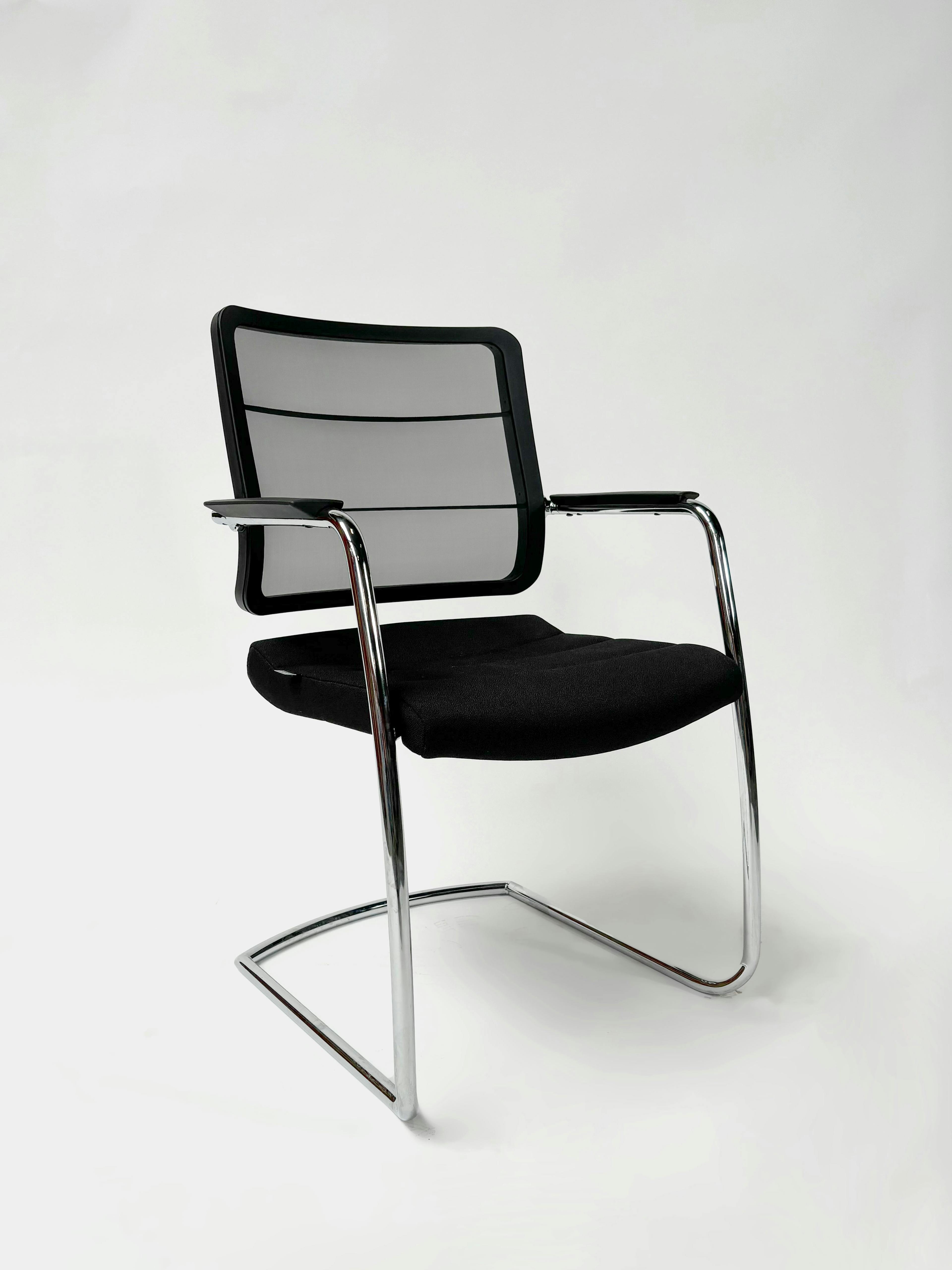 INTERSTUHL Zwarte stoel met kussens en netrugleuning - Relieve Furniture