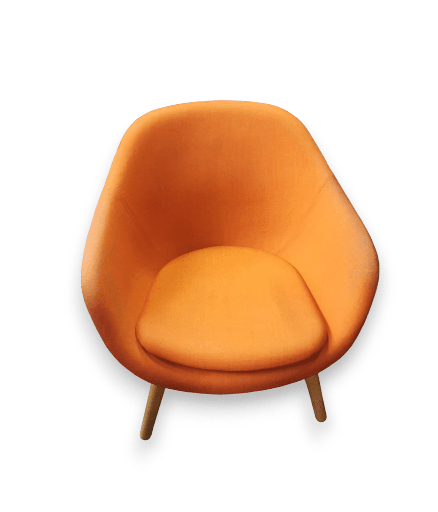 Fauteuil orange sur pieds en bois. Signes d'utilisation sur les accoudoirs