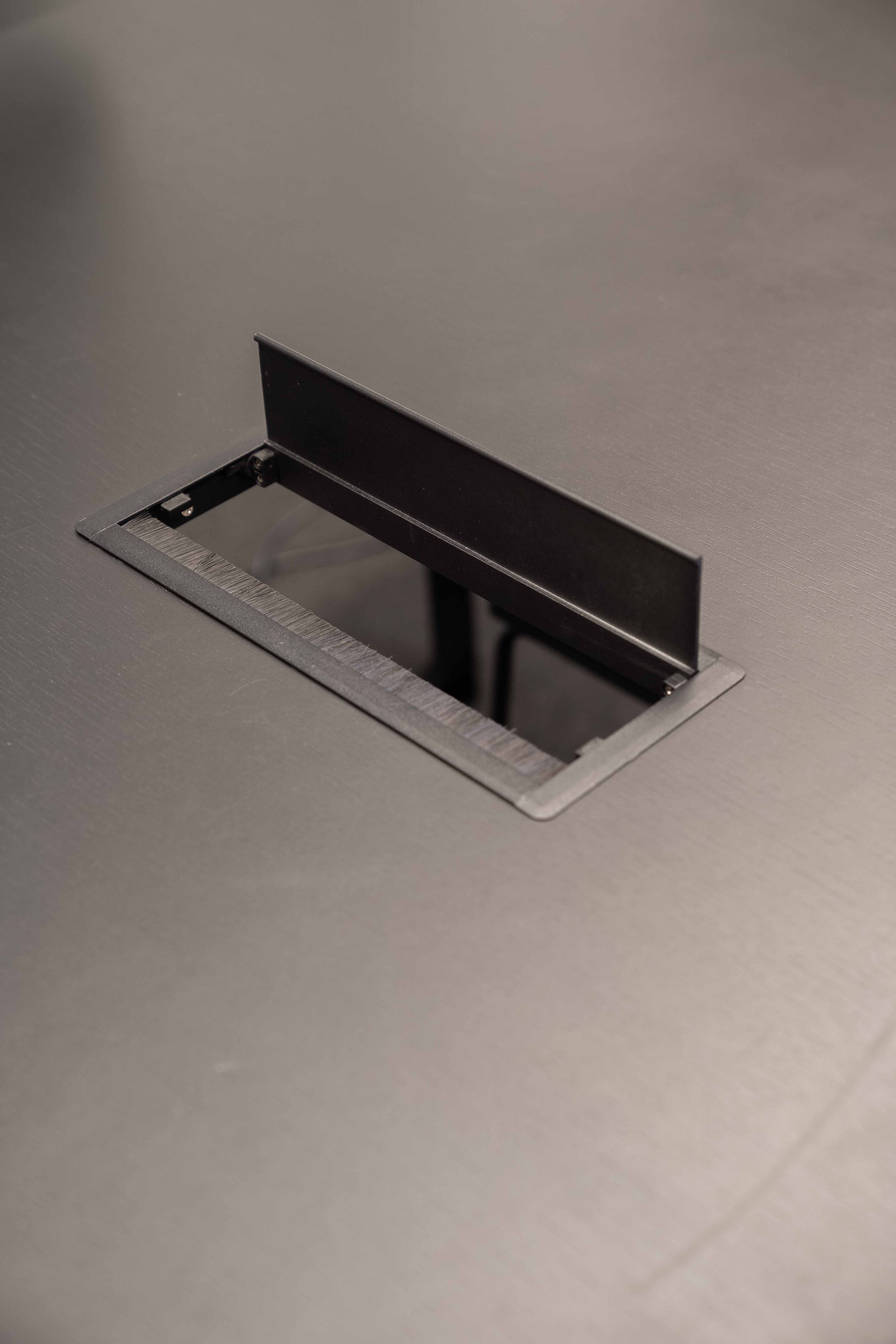 Zwarte vierkante houten conferentietafel met ingebouwd kabelbeheersysteem