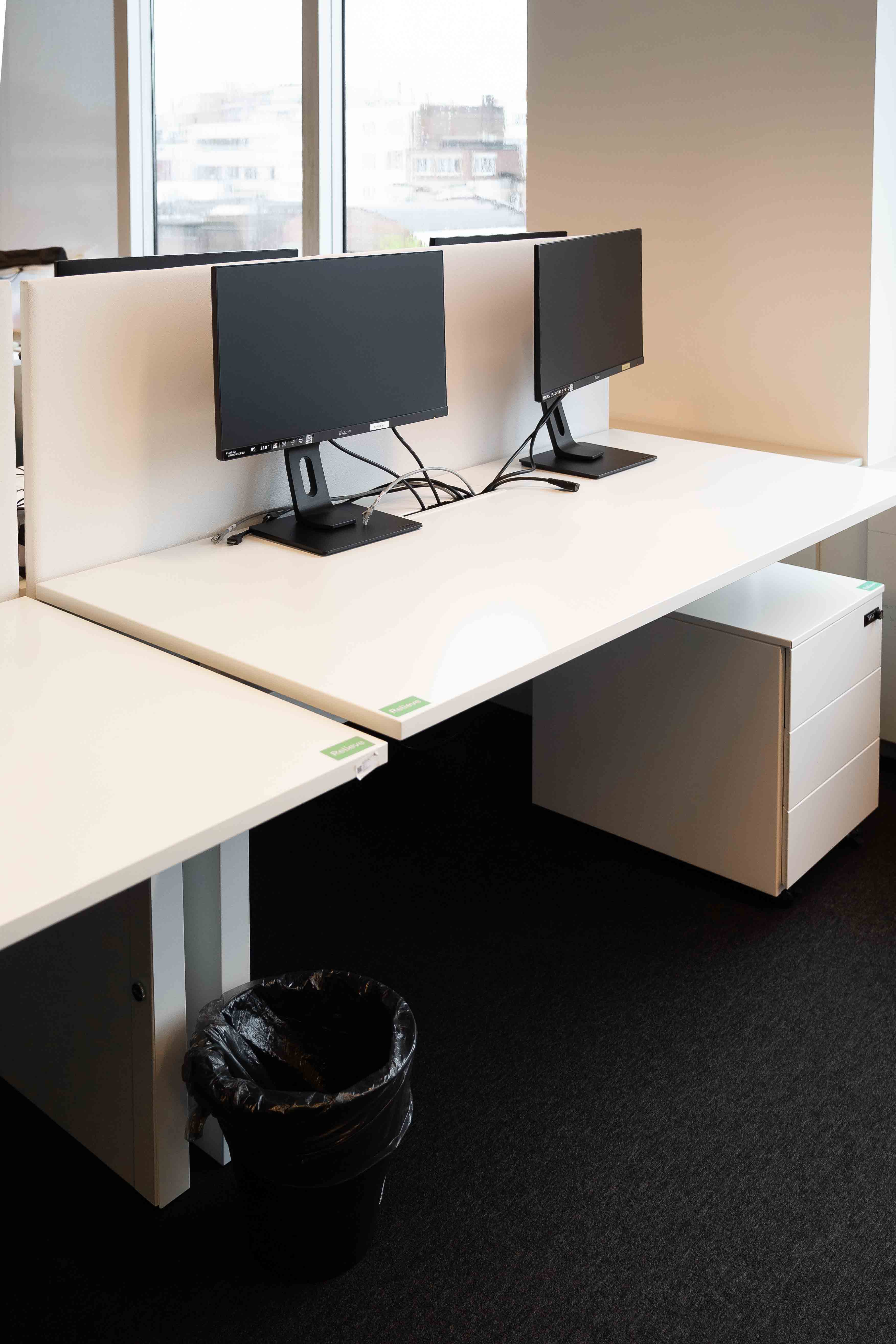 Steelcase White duo desk with central cable management and adjustable legs without divider (bureau duo blanc avec gestion centrale des câbles et pieds réglables sans séparateur)