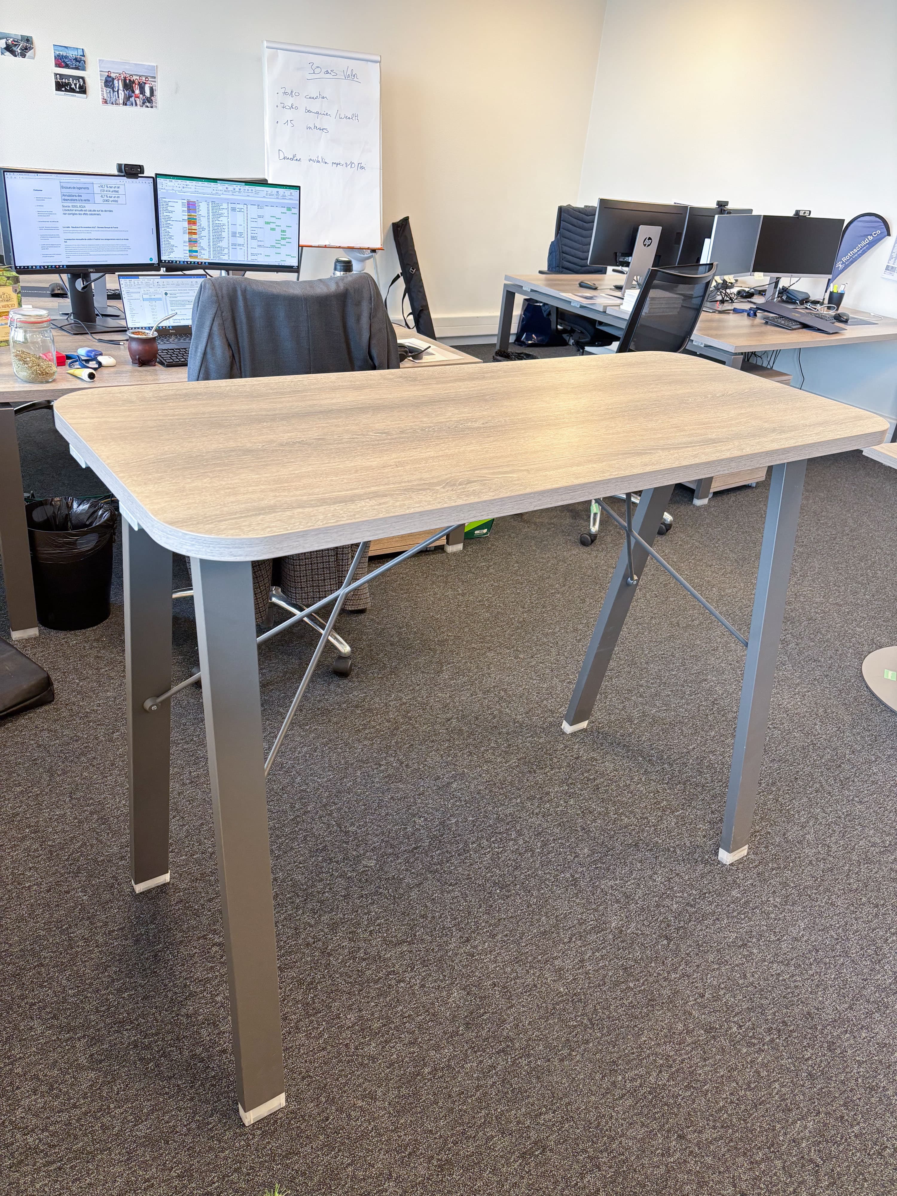 Licht houtnerf houten verstelbaar staand bureau met slanke metalen poten