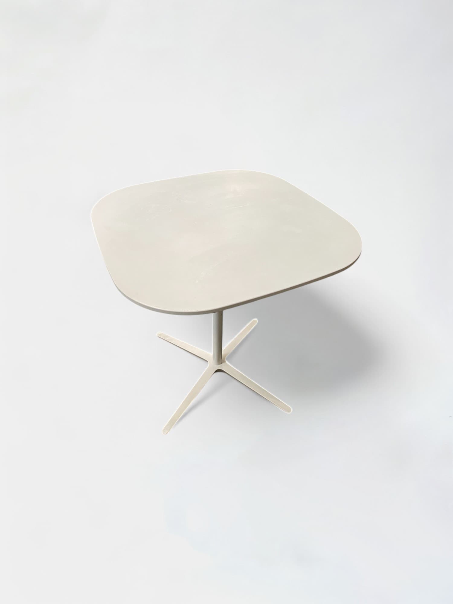 Table carrée blanche de 70 cm