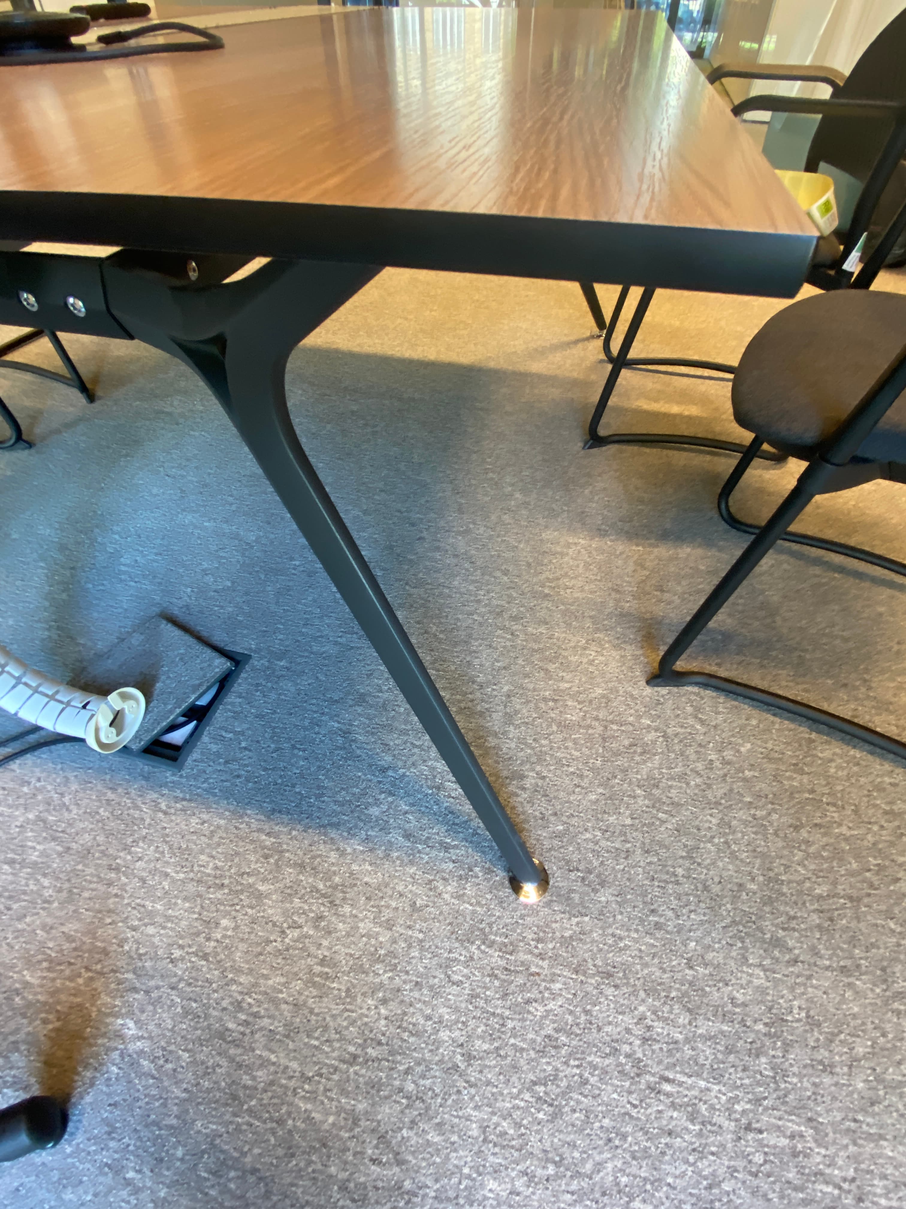 180 cm Wortelnotenhouten executive bureau met toegang boven en eigentijds ontwerp