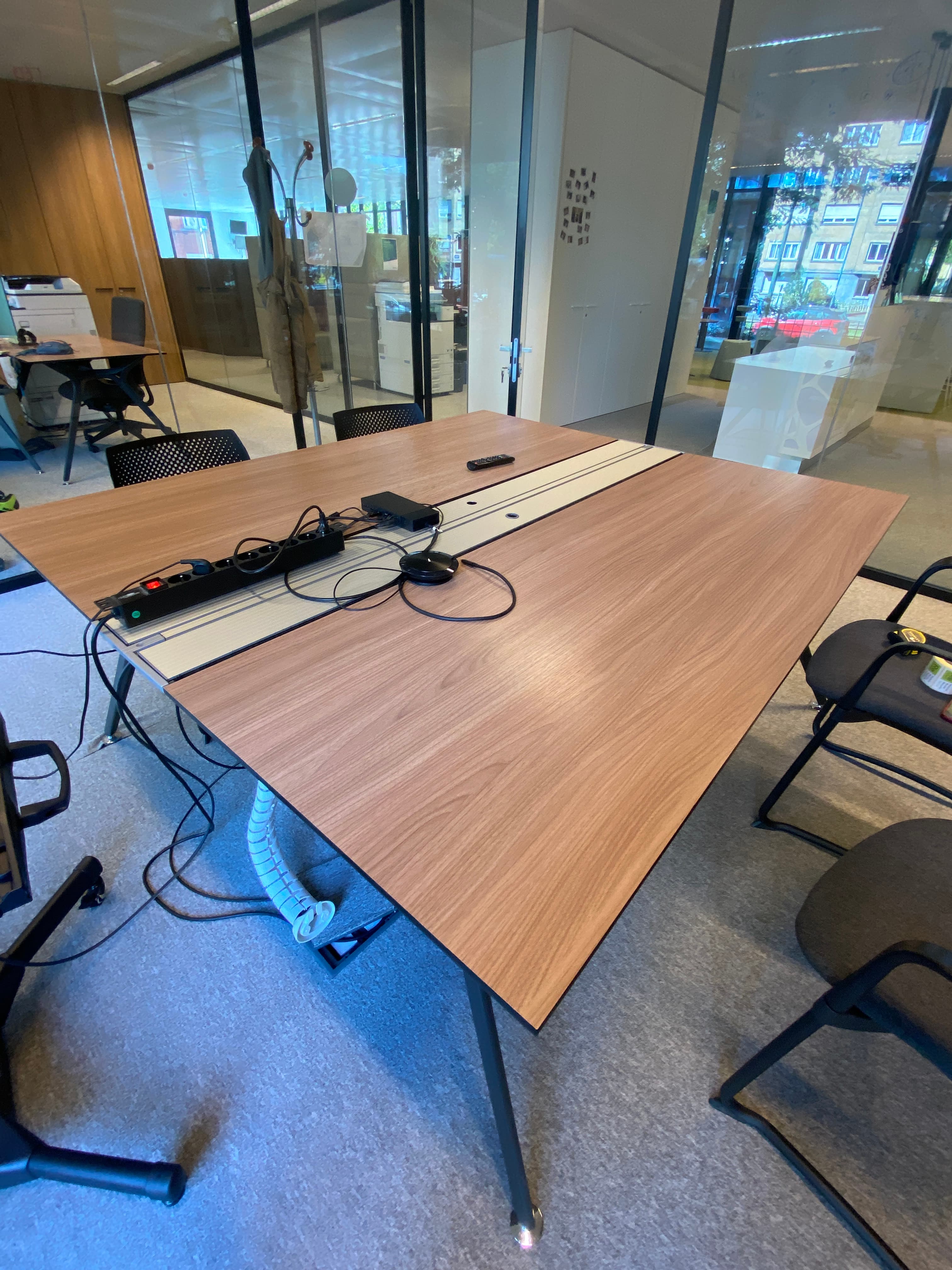 Bureau de direction en bois finition noyer de 180 cm avec accès par le haut et design contemporain