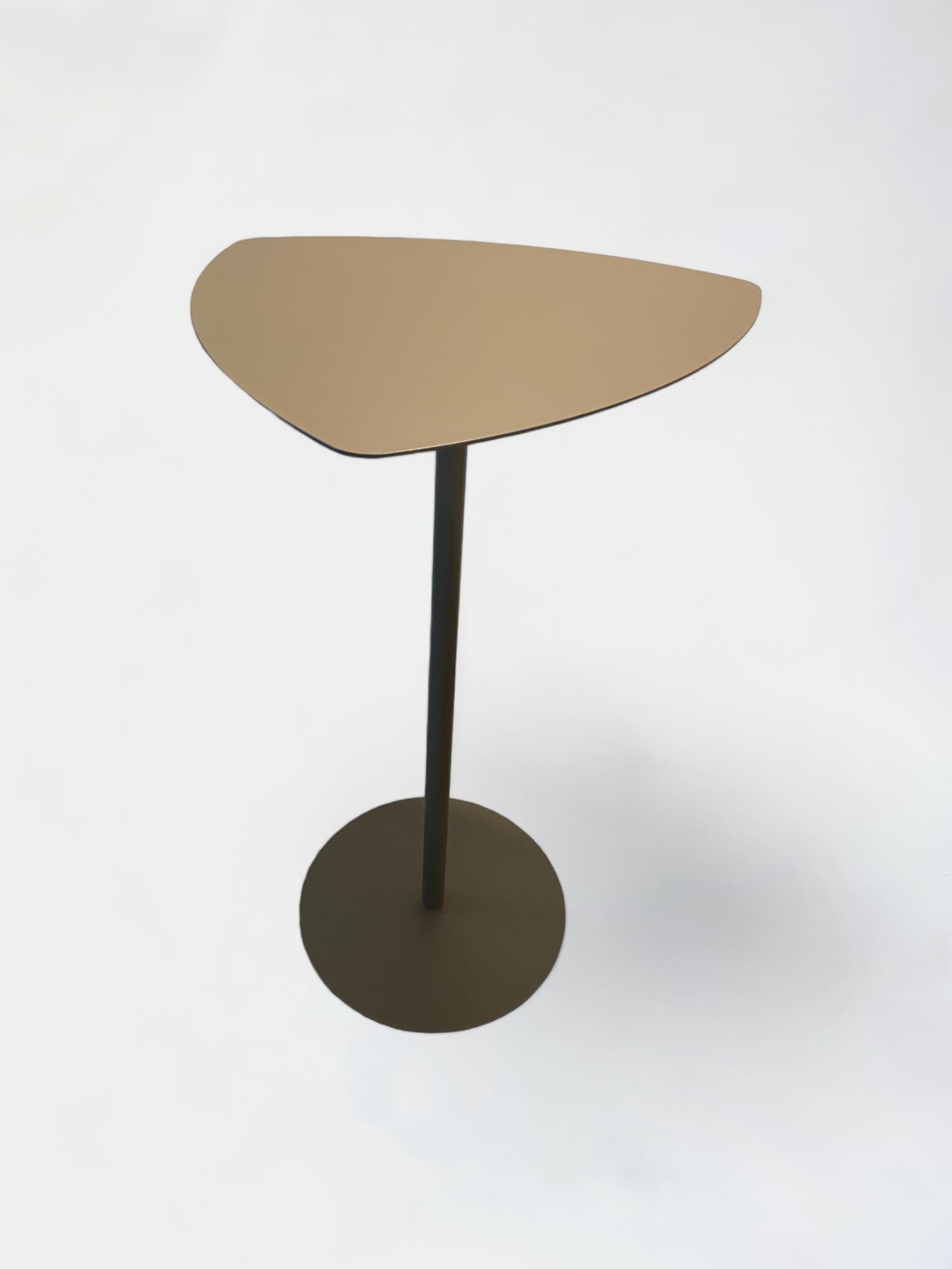 Table haute en métal brun anthracite au design minimaliste