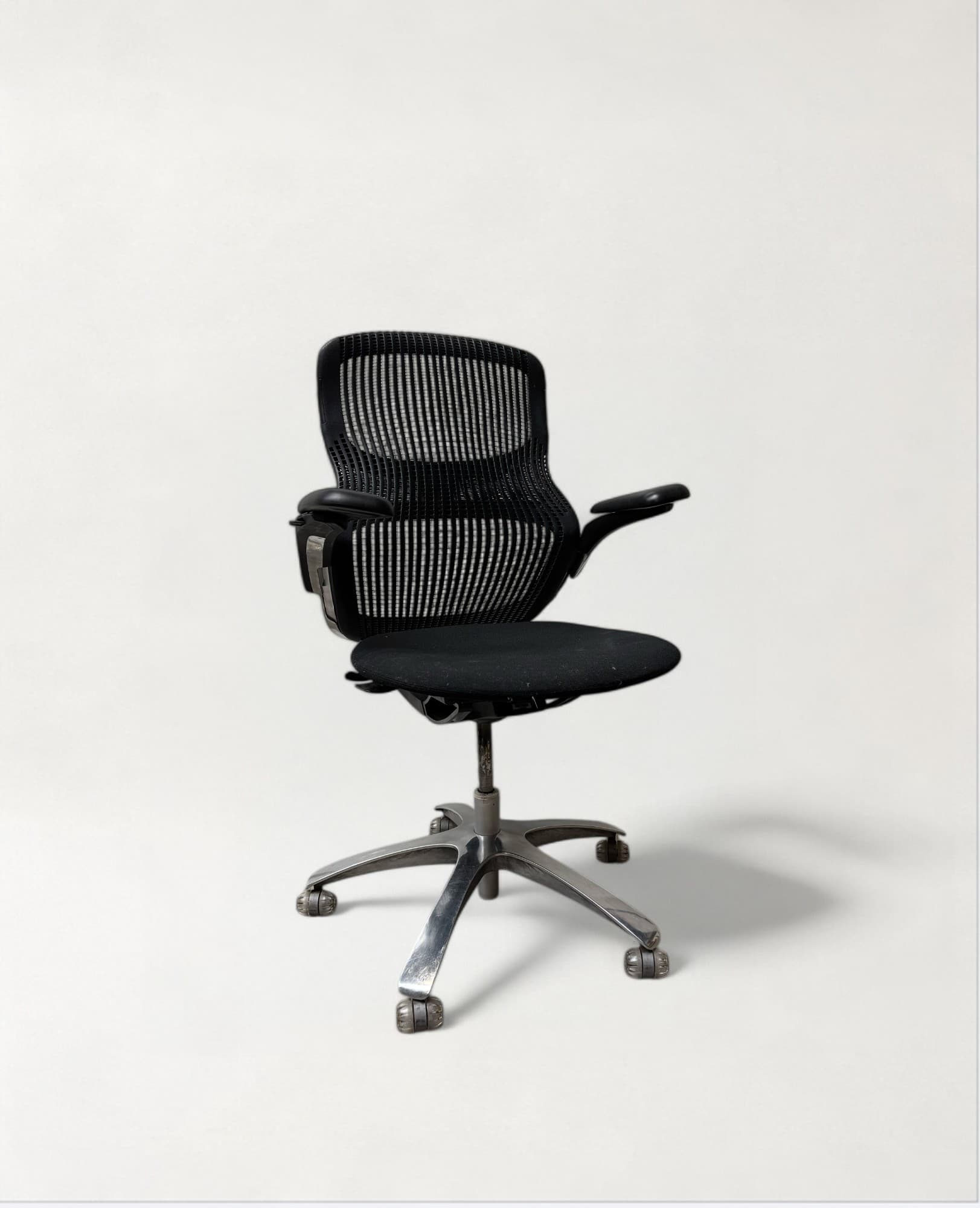 Knoll Zwarte Mesh Bureaustoel met Verstelbare Armleuningen
