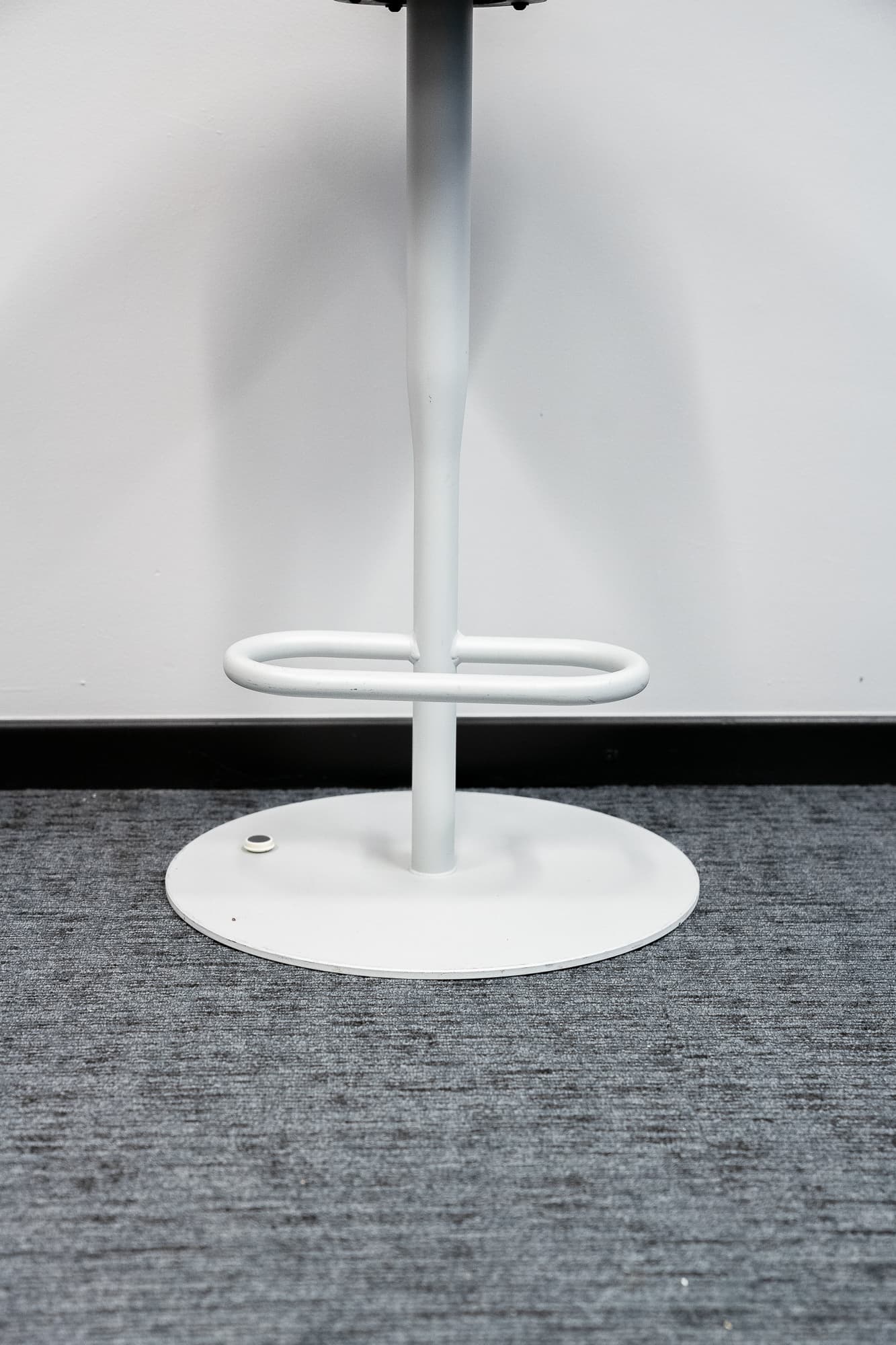 Tabouret haut arrondi orange sur pieds blancs