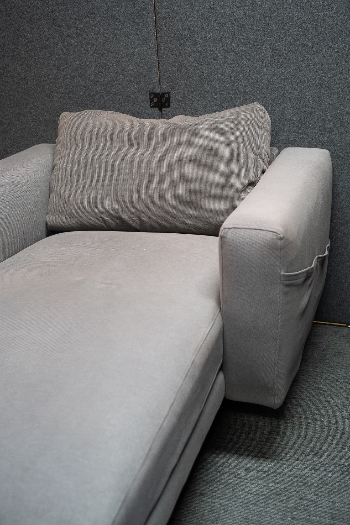 Fauteuil Meridian gris taupe