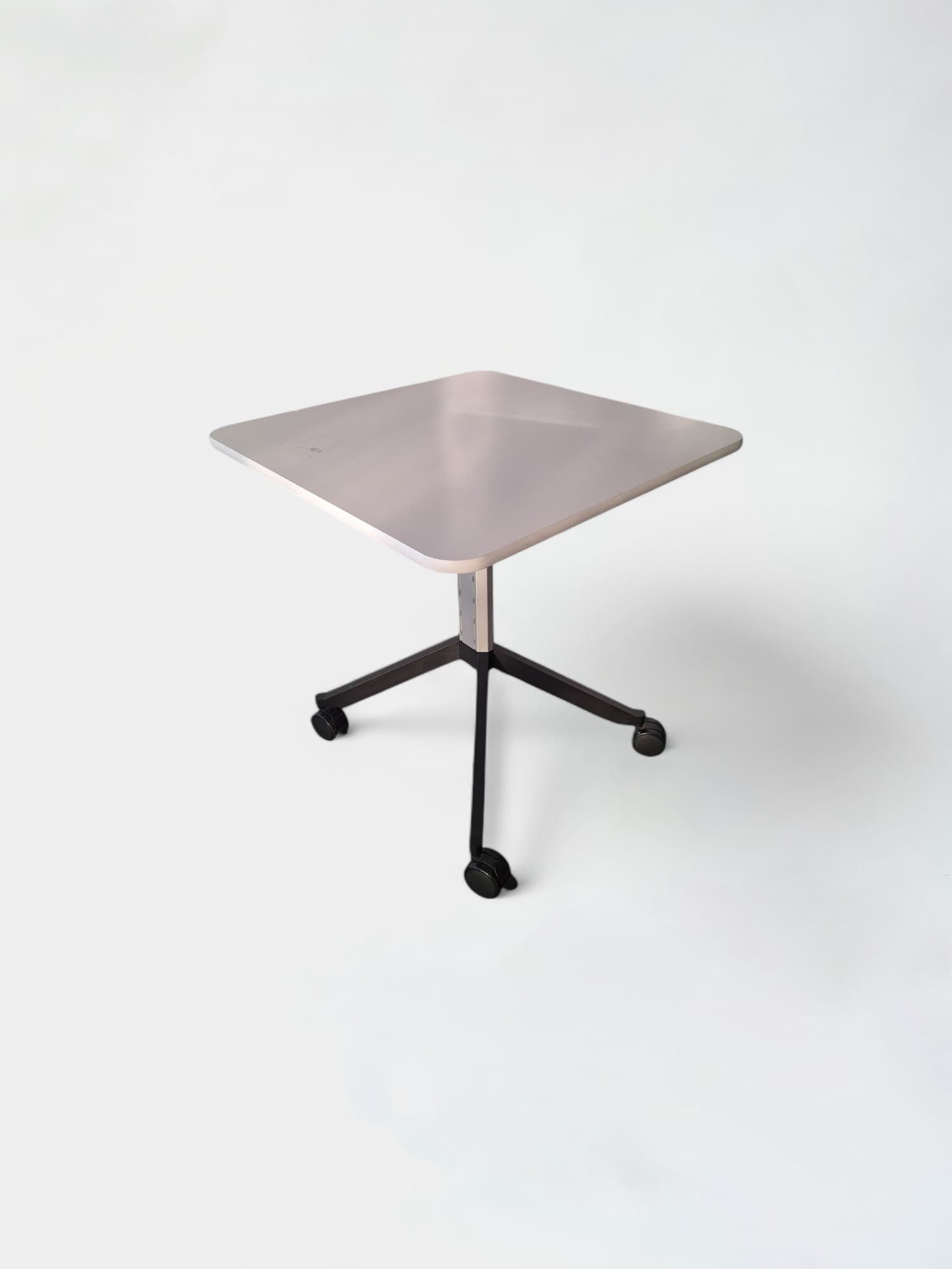 Table carrée blanche avec pieds noirs et hauteur réglable