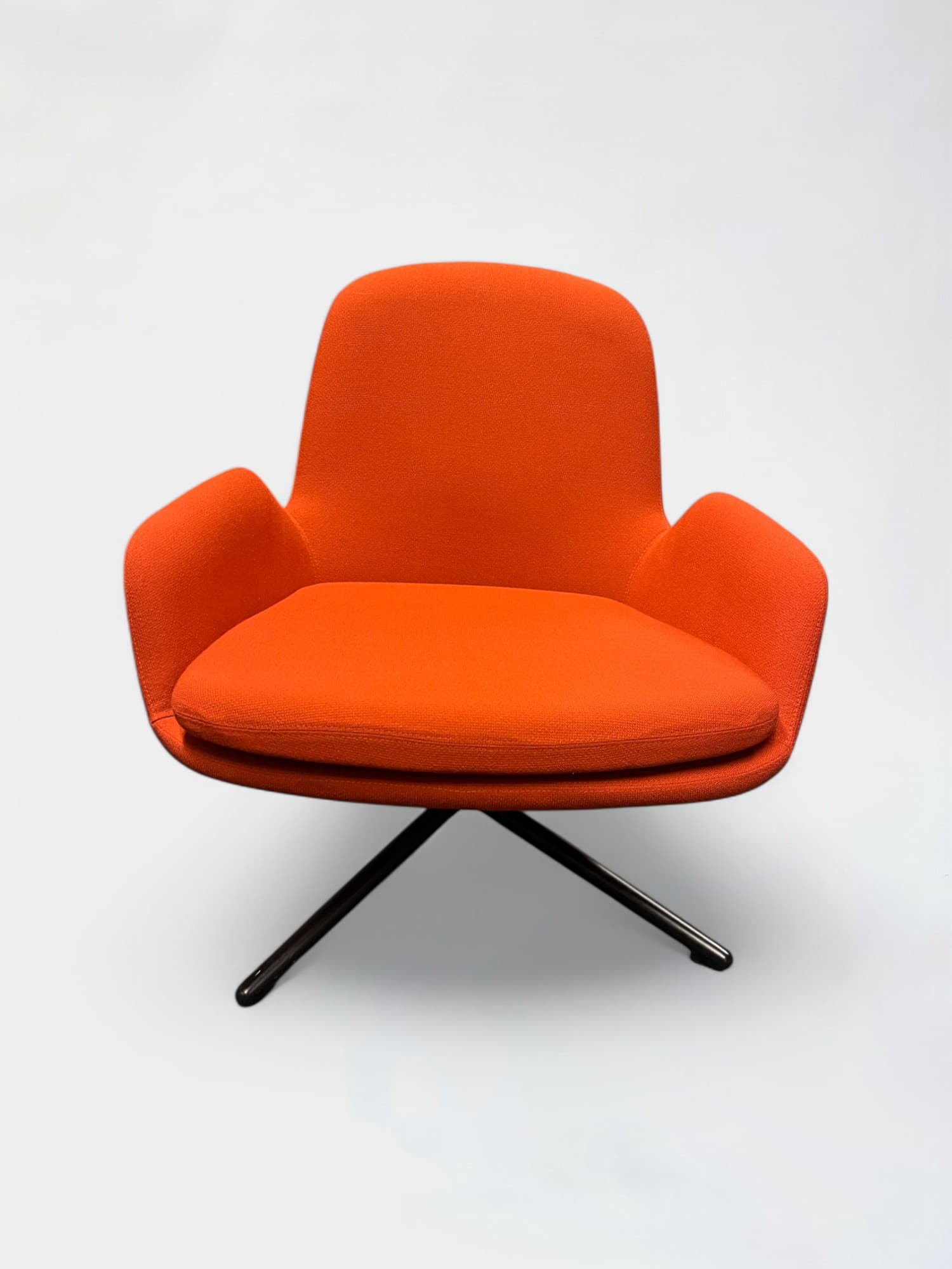 WORN : Normann bakstenen stoffen loungestoel met draaivoet