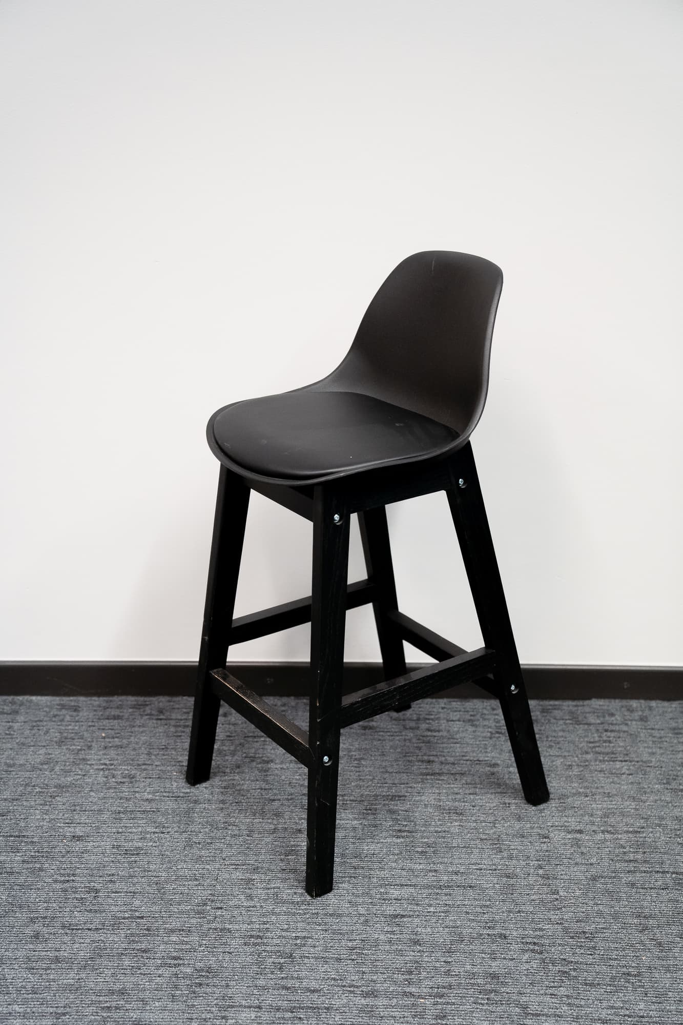 Tabouret 75cm en bois noir avec assise en plastique et cuir synthétique