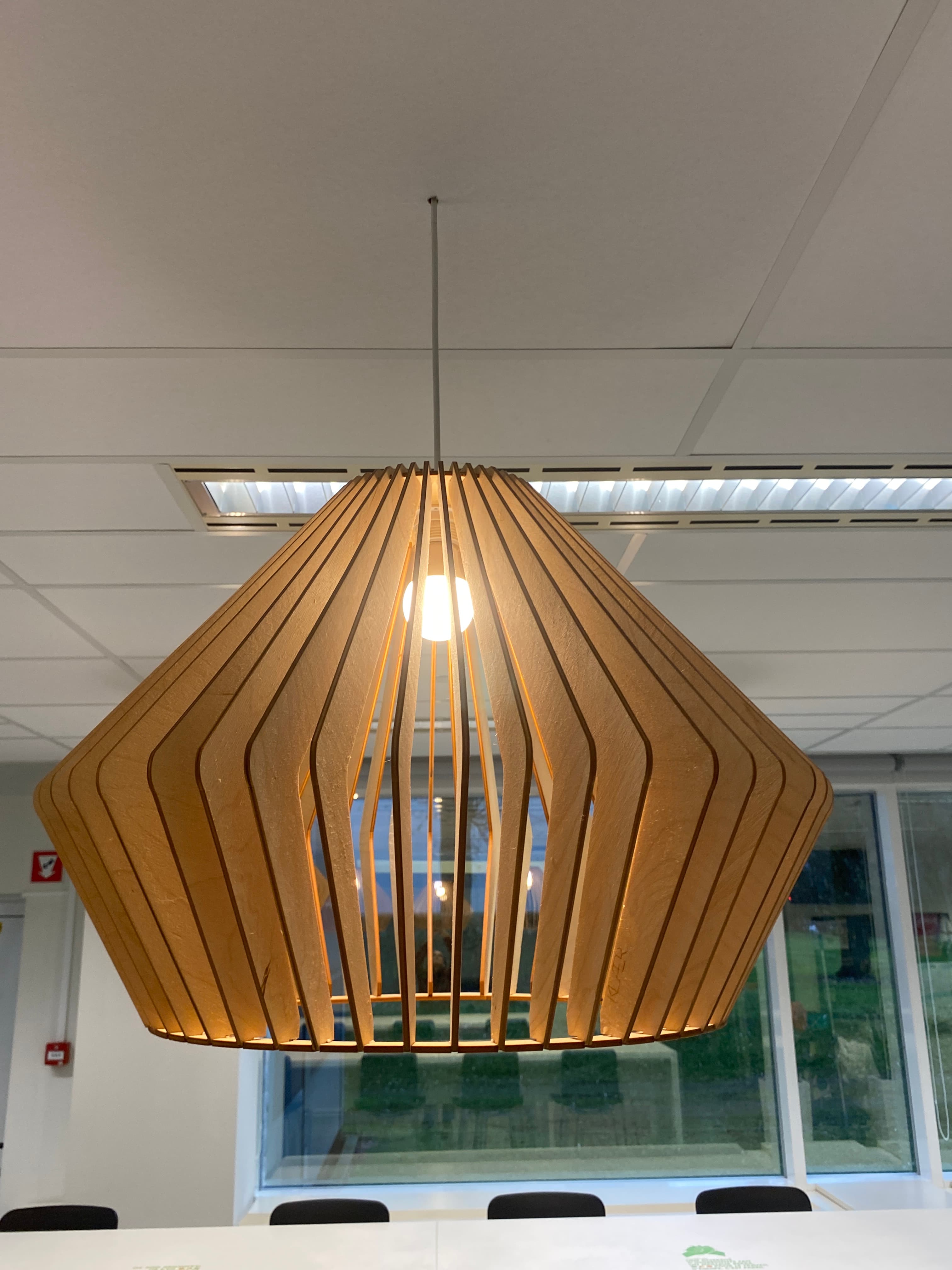 Grande lampe en bois en attente