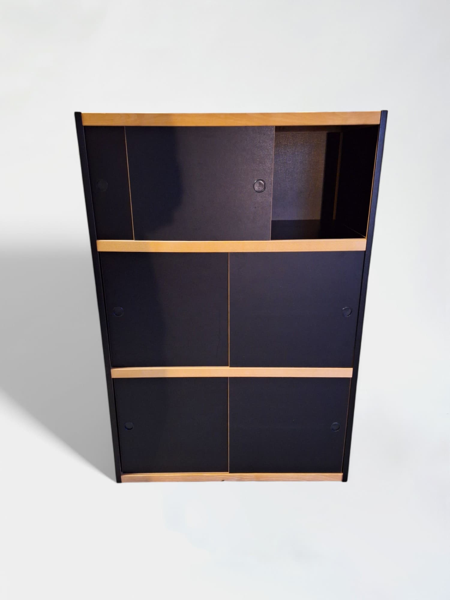 Rangement en bois noir avec portes coulissantes