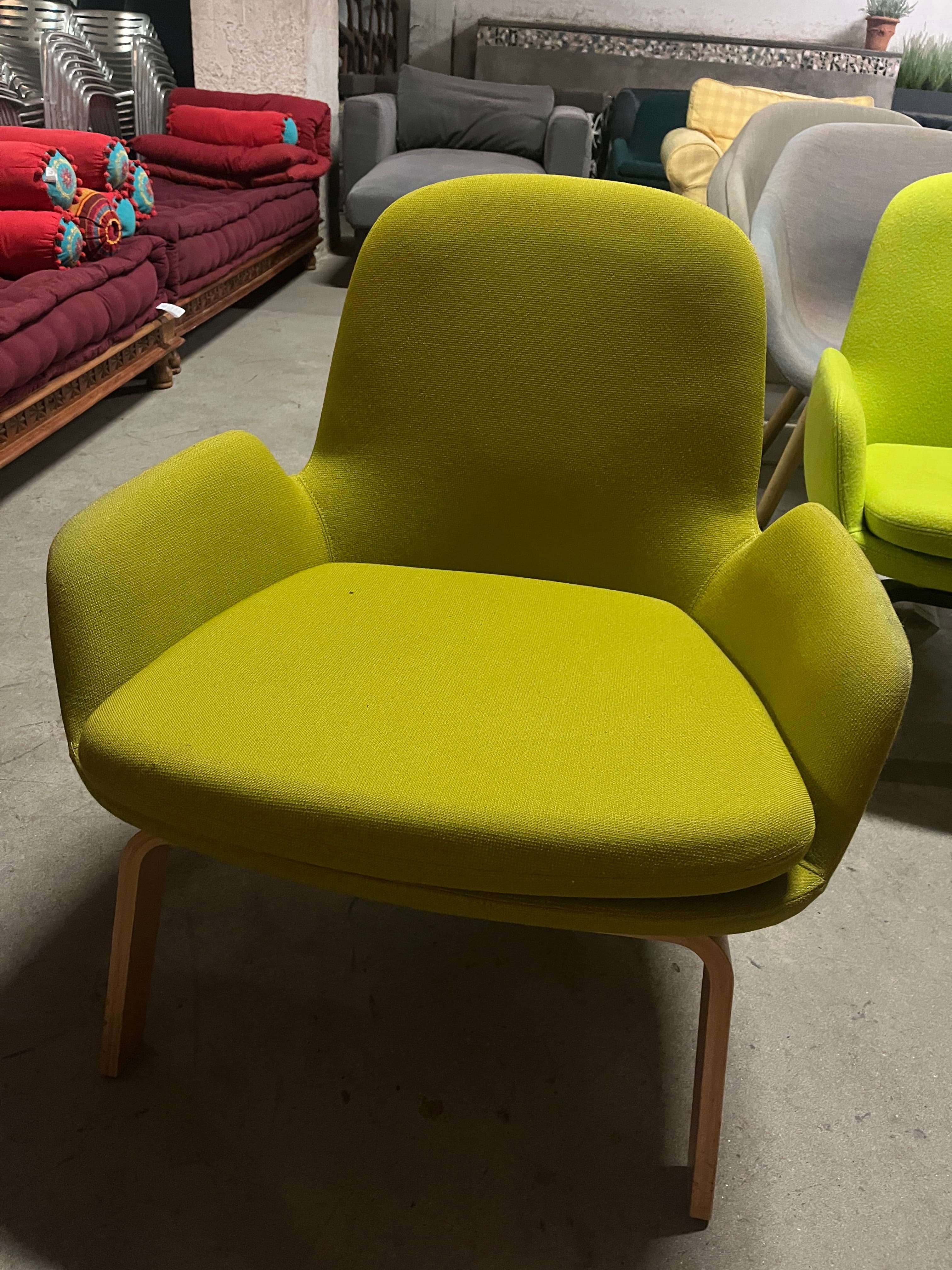 Fauteuil bas Normann vert kaki clair avec pieds en bois