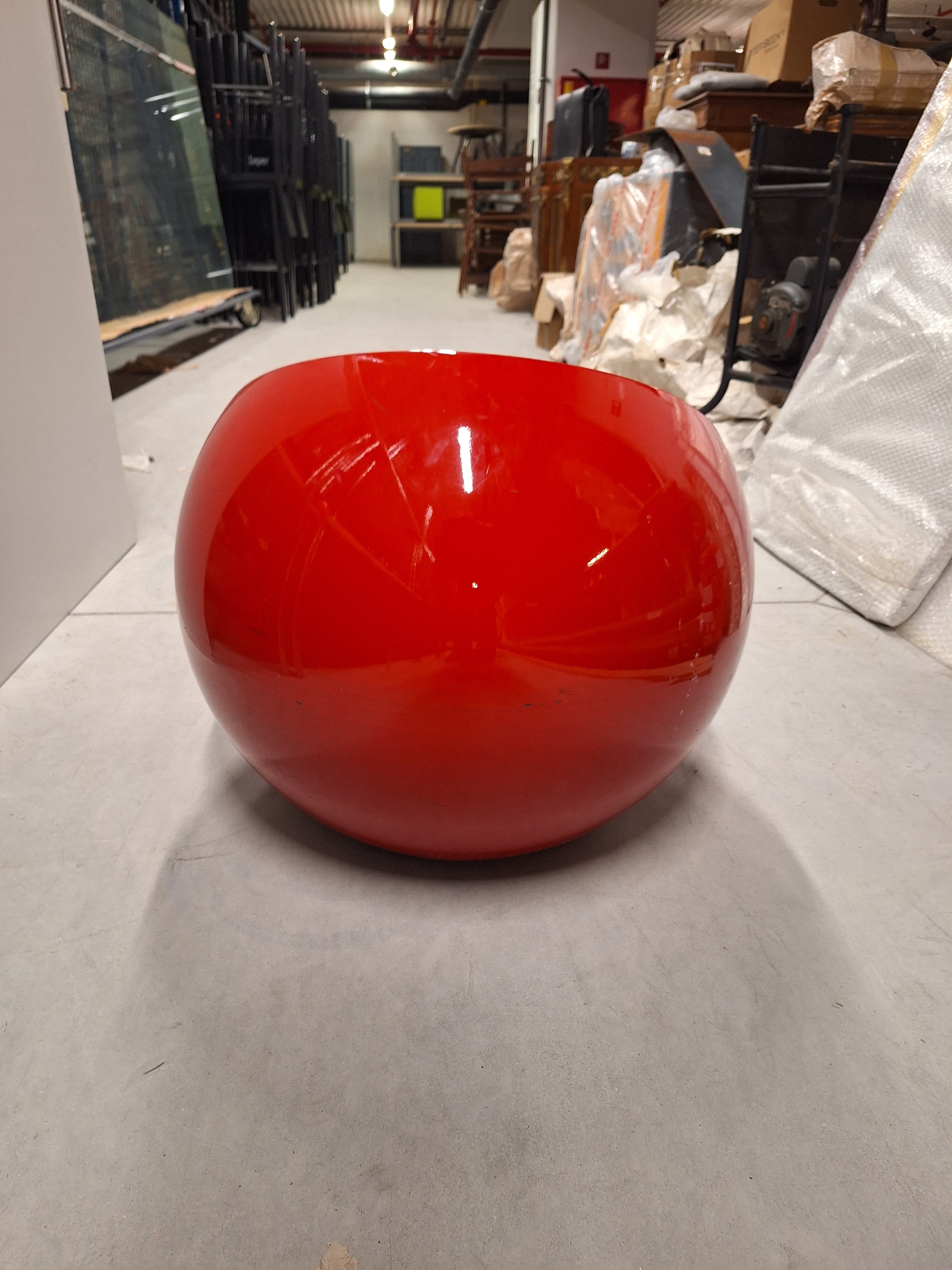 Pouf boule rouge avec quelques rayures