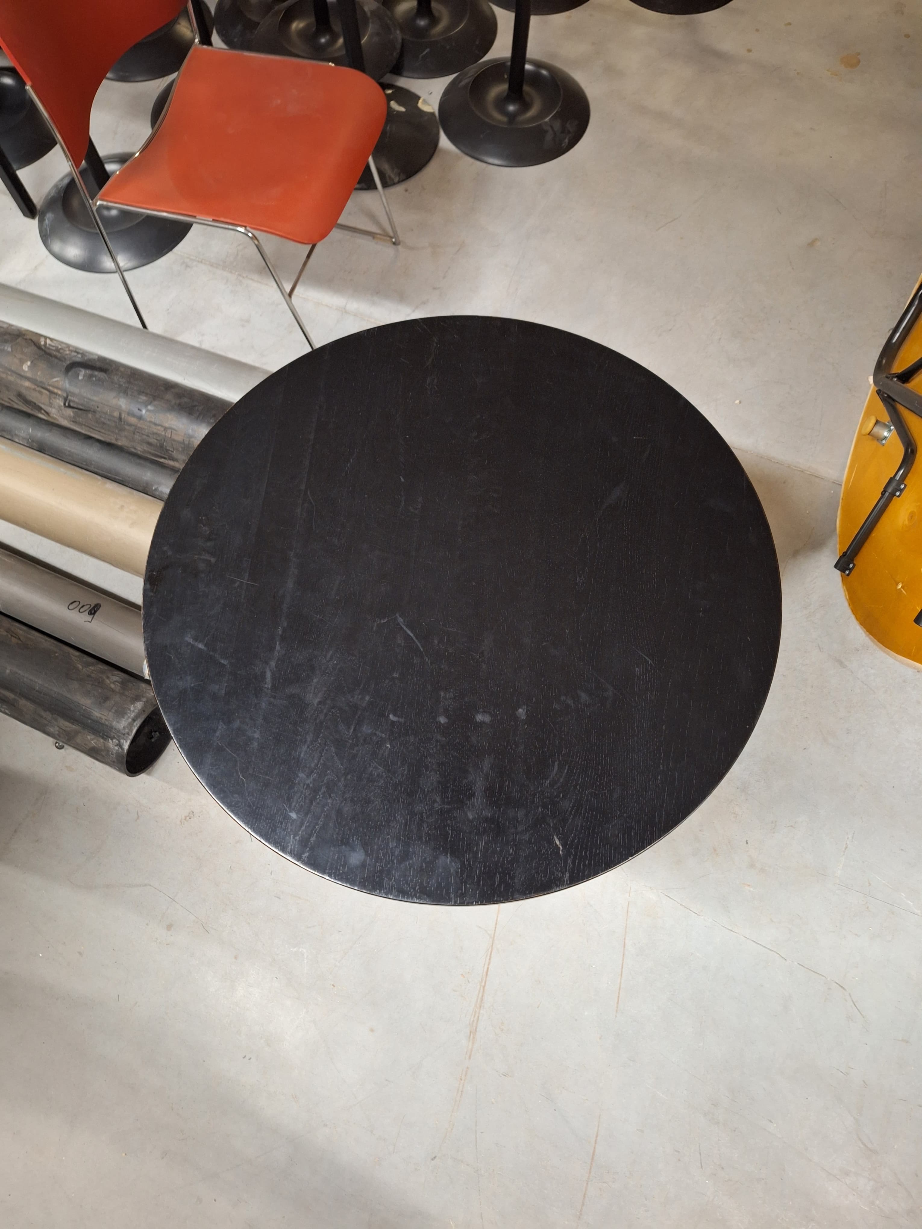 Pedrali table ronde en bois noir avec pied métallique