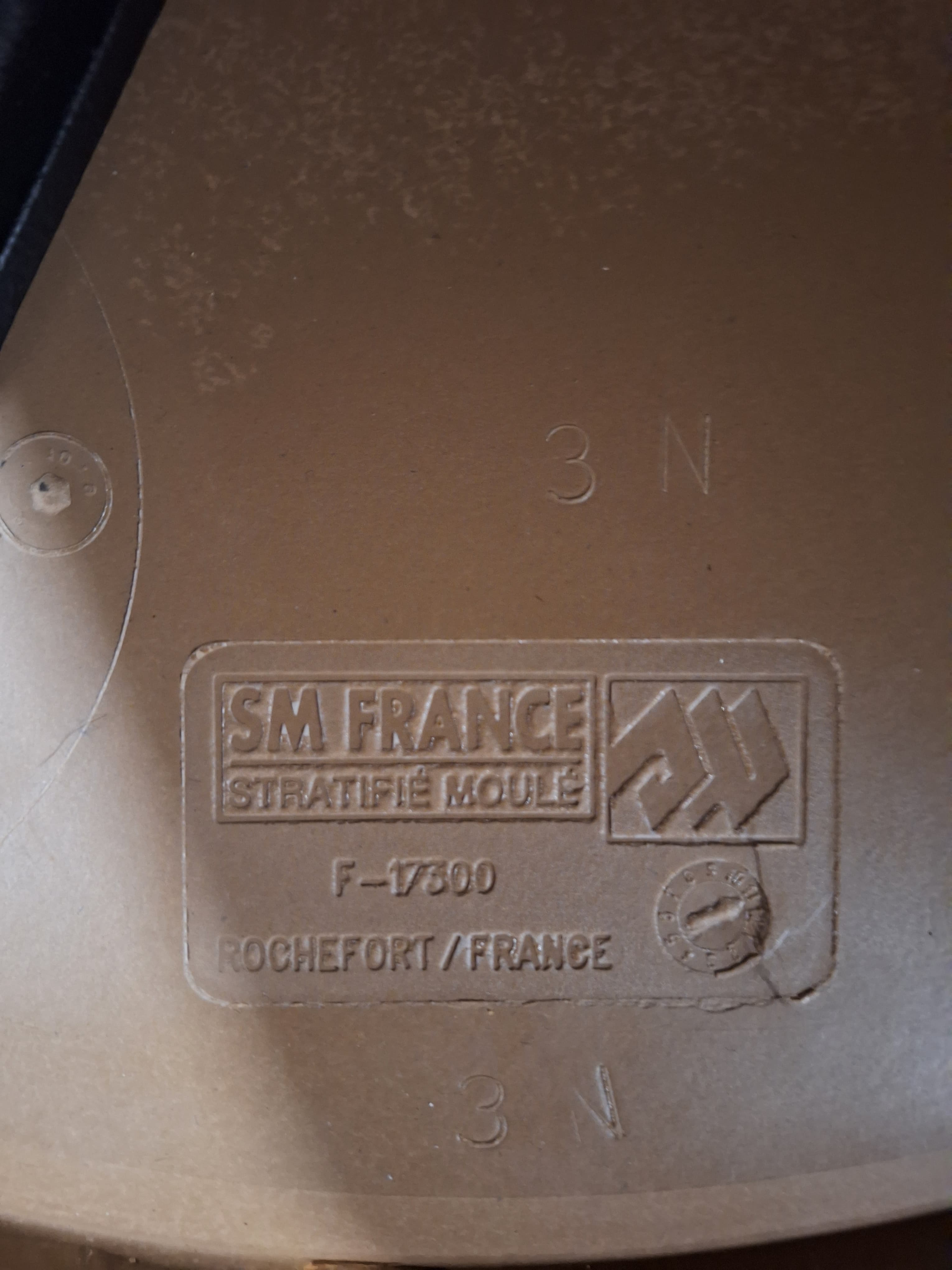 Table ronde en plastique avec pied noir