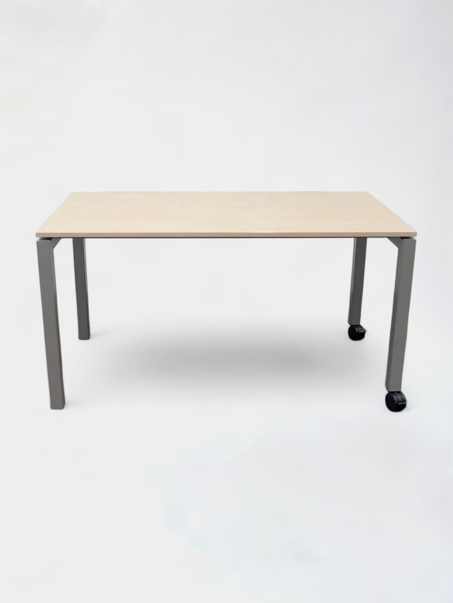 Nurus 140cm Bureau en bois clair sur pieds carrés gris avec roulettes intégrées
