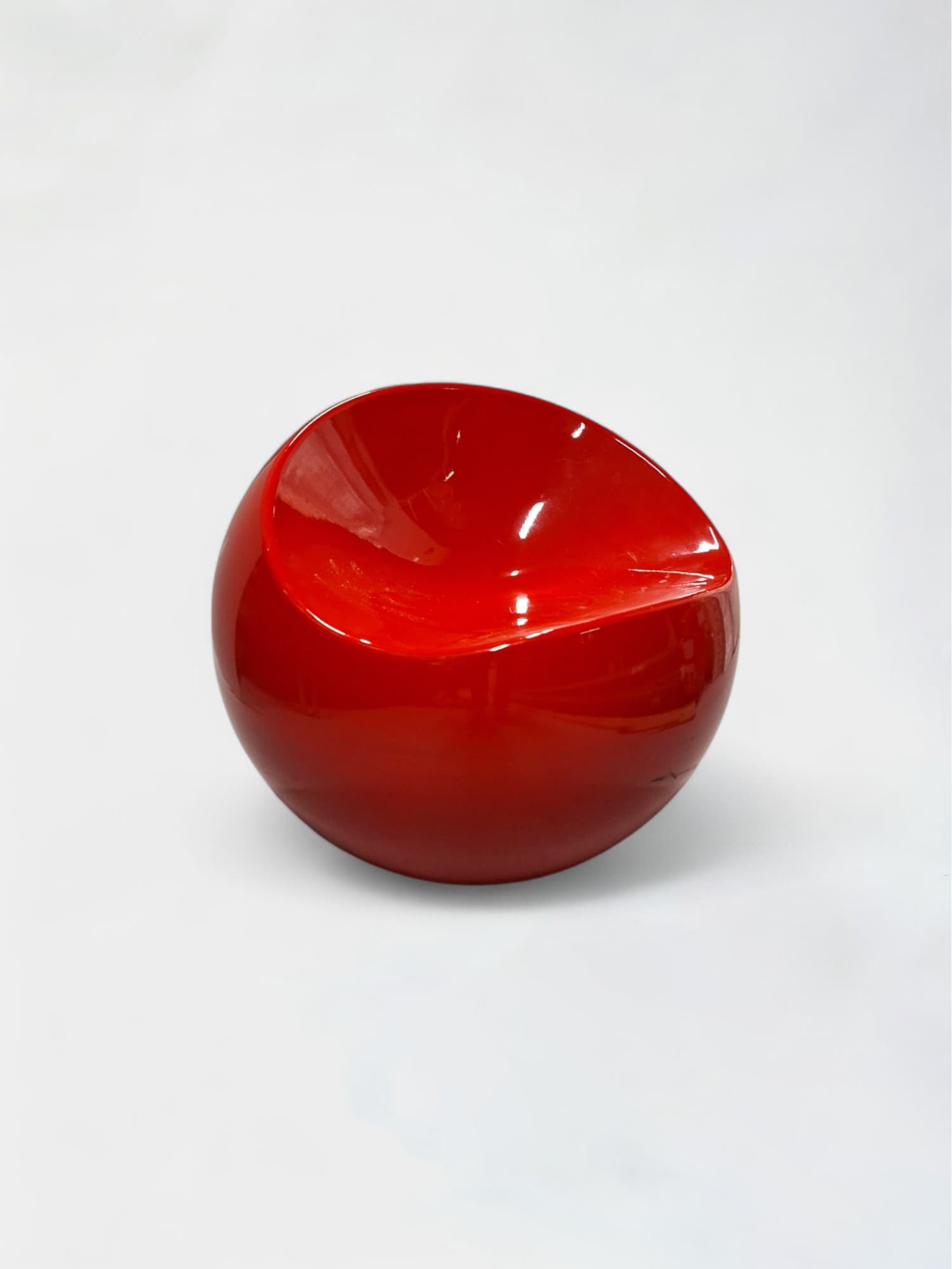 Pouf boule rouge avec quelques rayures