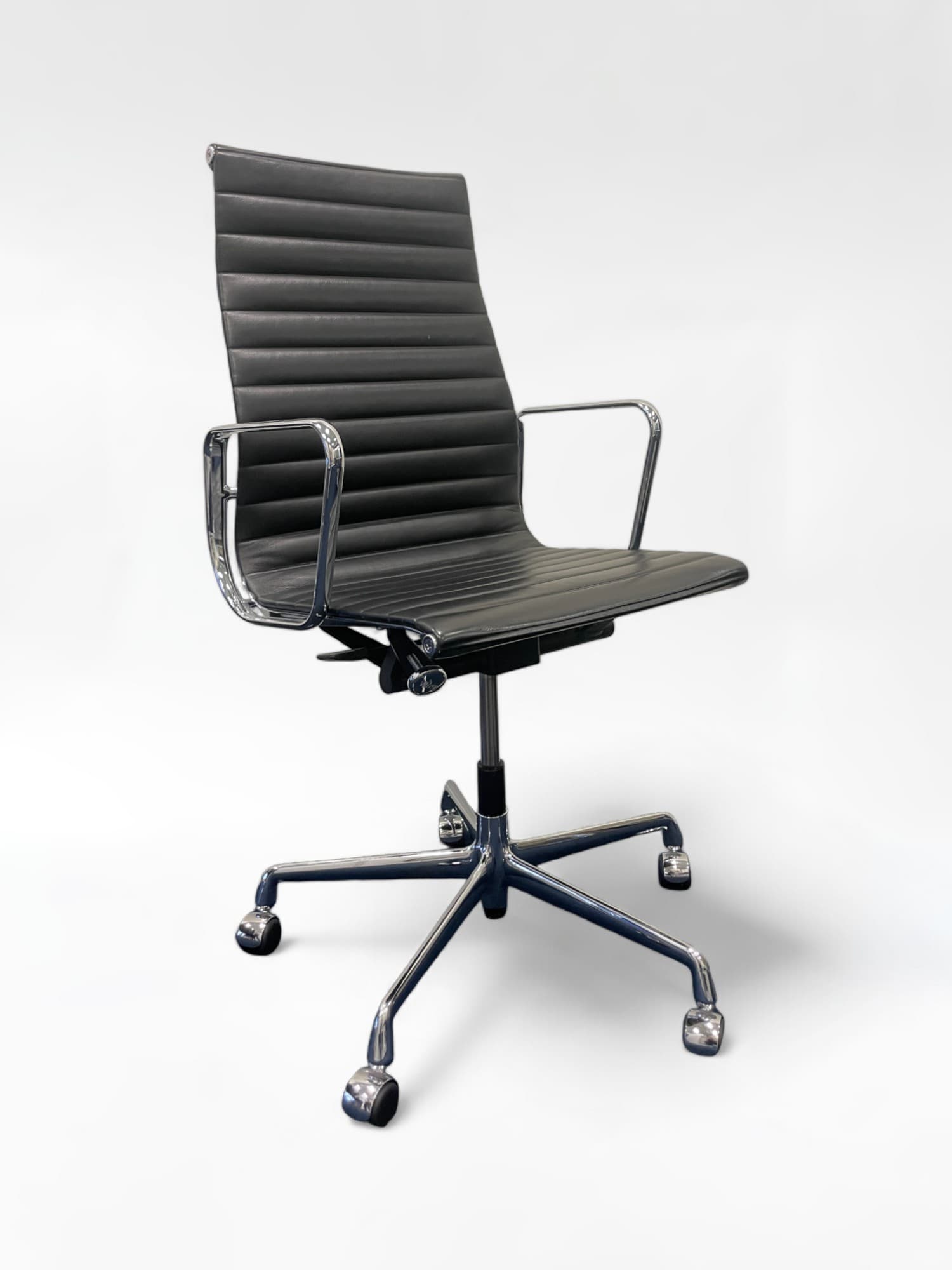 Vitra Eames Leren Zwarte Stoel EA119
