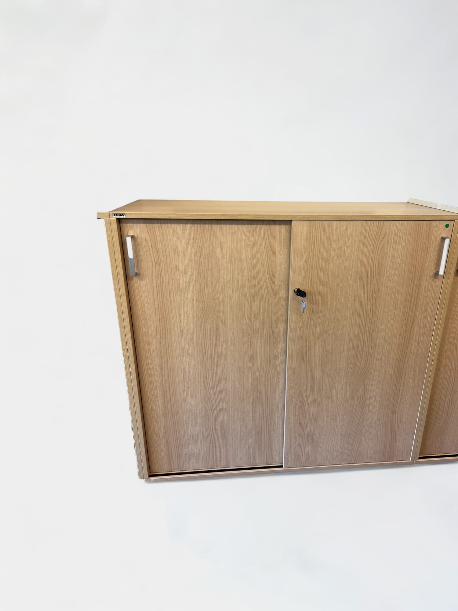 Armoire en bois CEKA avec portes coulissantes