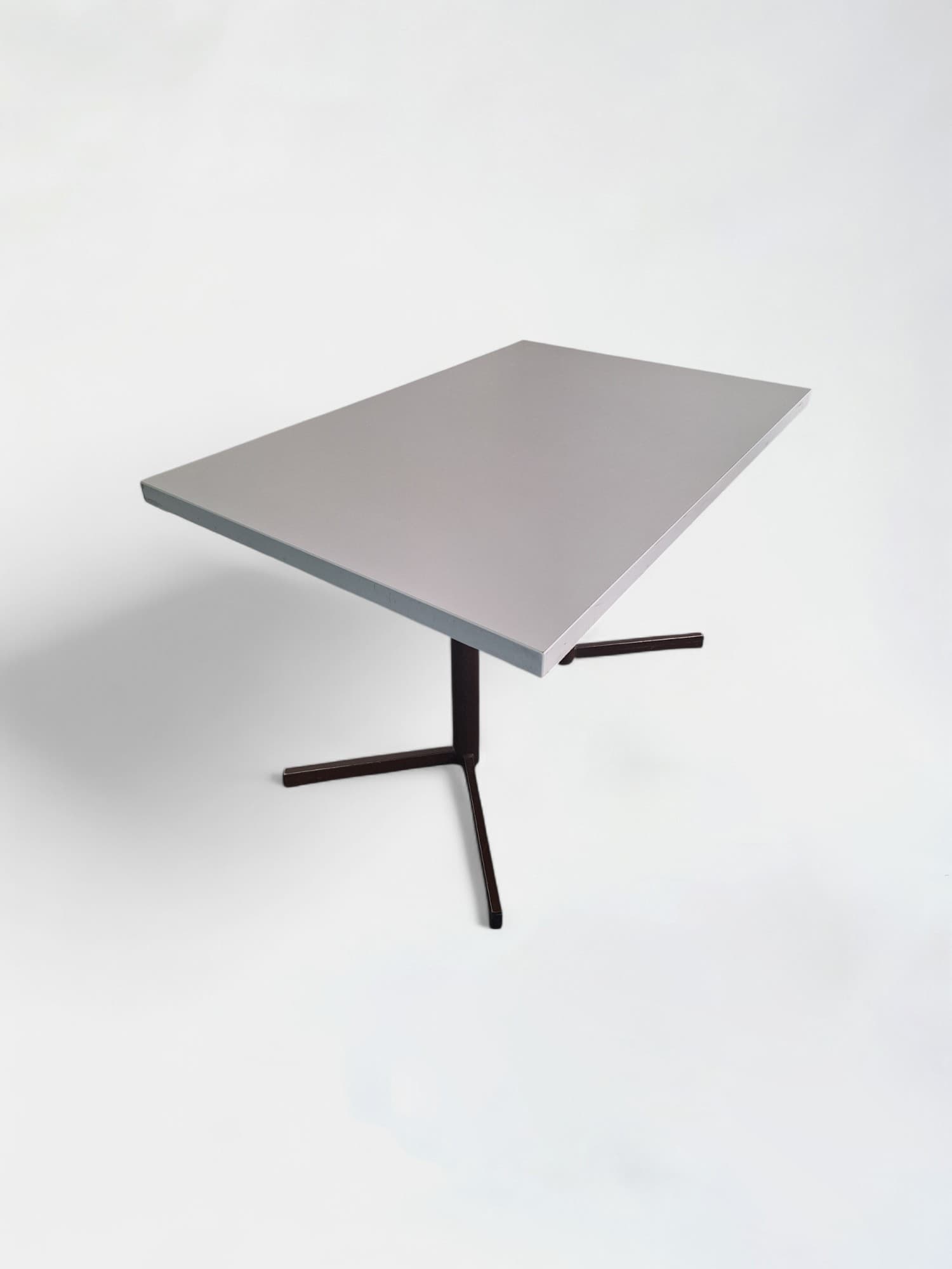 Bureau gris de 120 cm sur pieds en métal brun