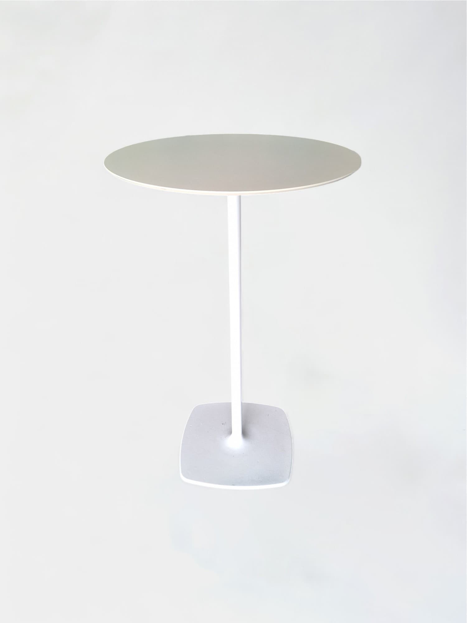 High white table on White metal leg