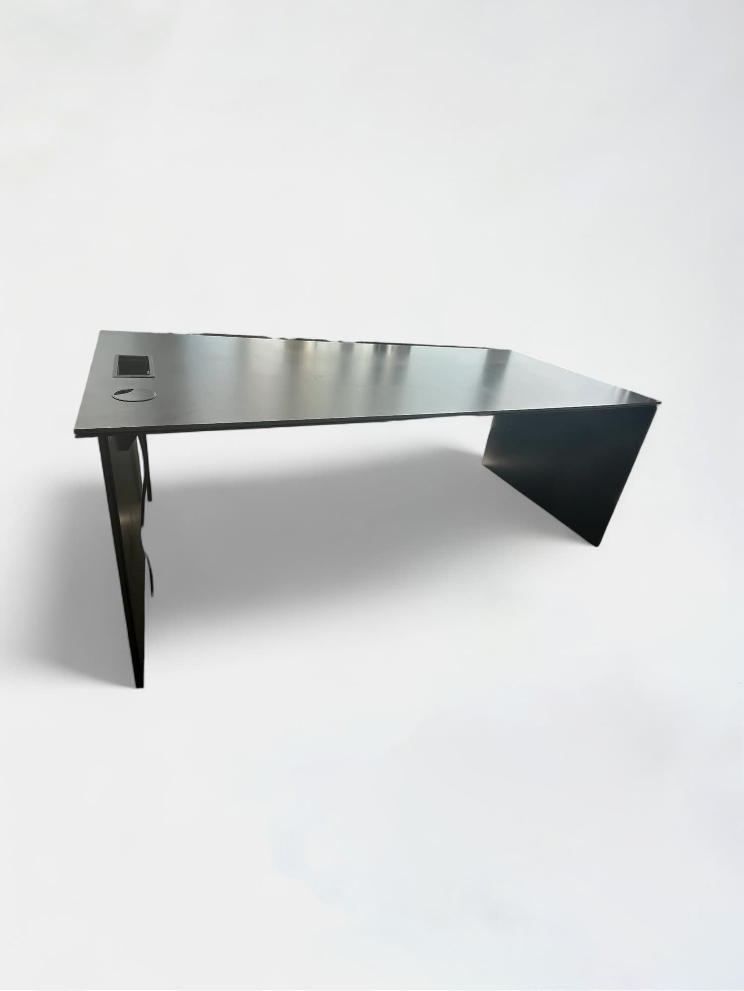 Table en bois noir de forme rectangulaire avec plateau accès