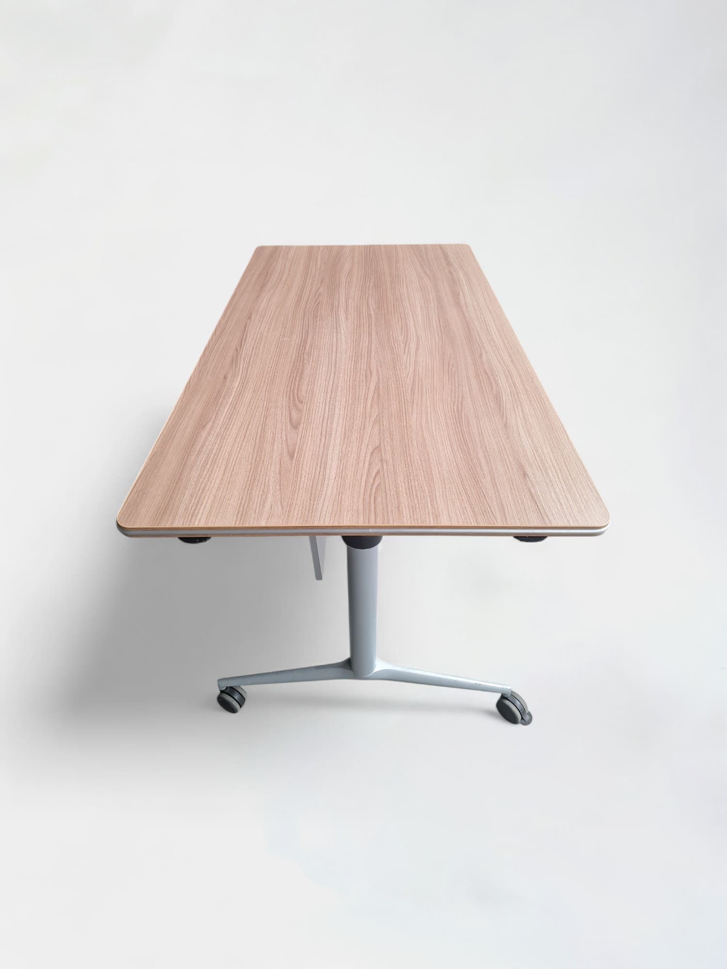 Table de conférence modulaire en chêne clair avec prises électriques intégrées