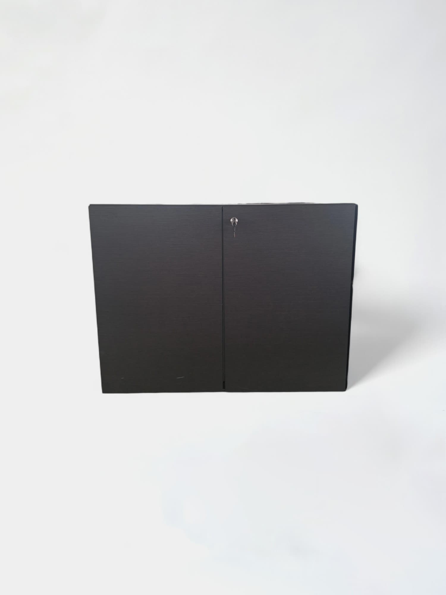 Donkergrijze houten opbergkast met sluitmechanisme. Gebruikssporen aan de onderkant