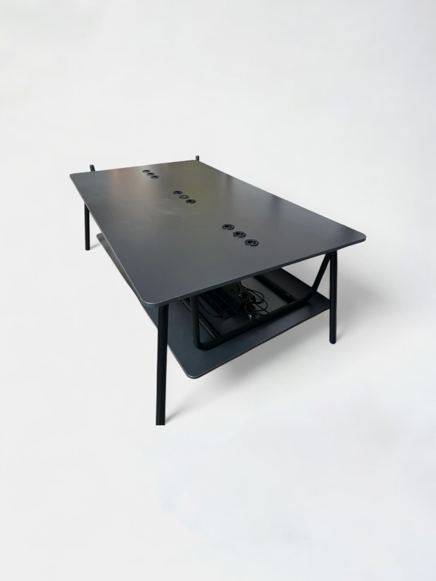 Table de réunion Sedus Black 200cm avec prises intégrées avec quelques rayures sur le plateau