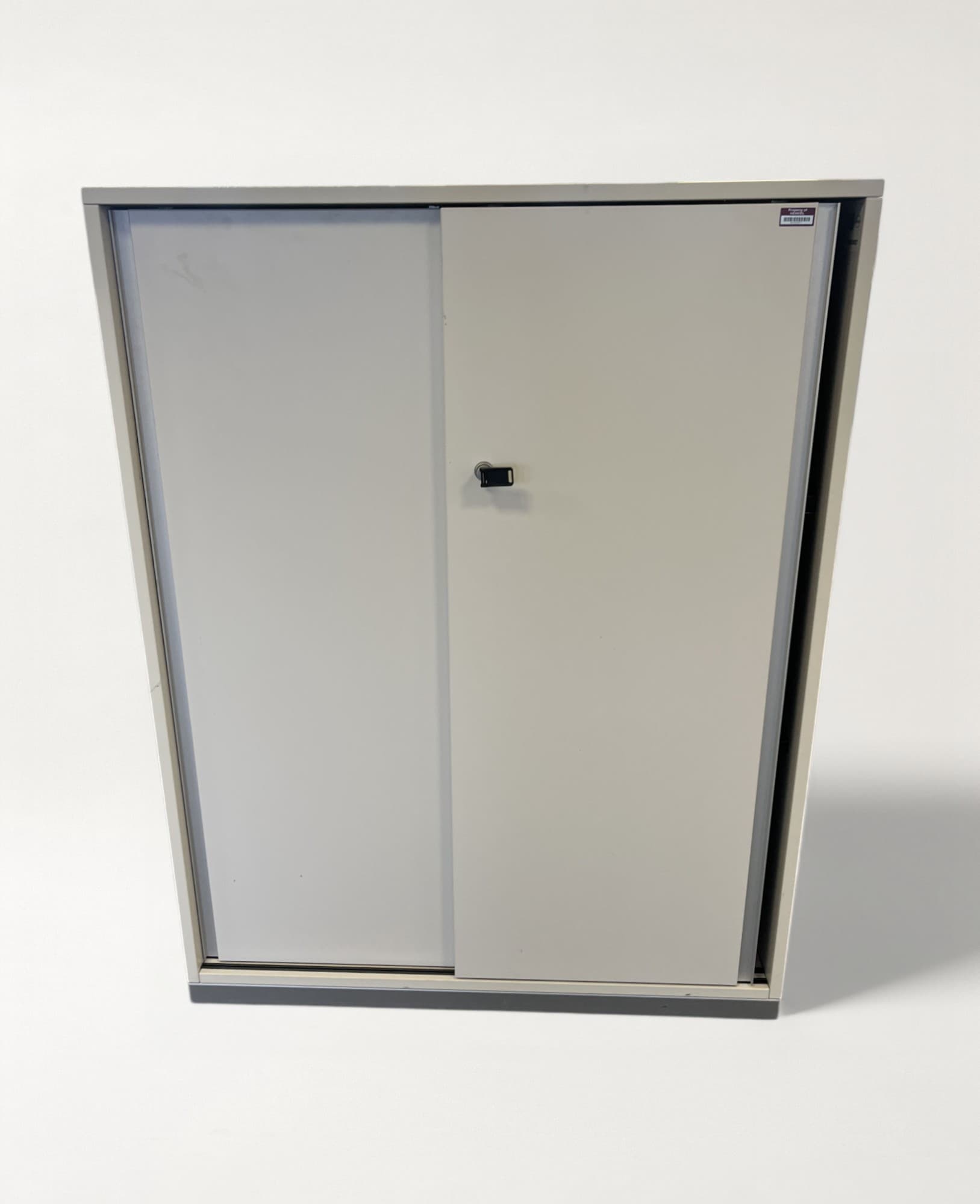 Armoire Steelcase en mélaminé blanc avec portes coulissantes