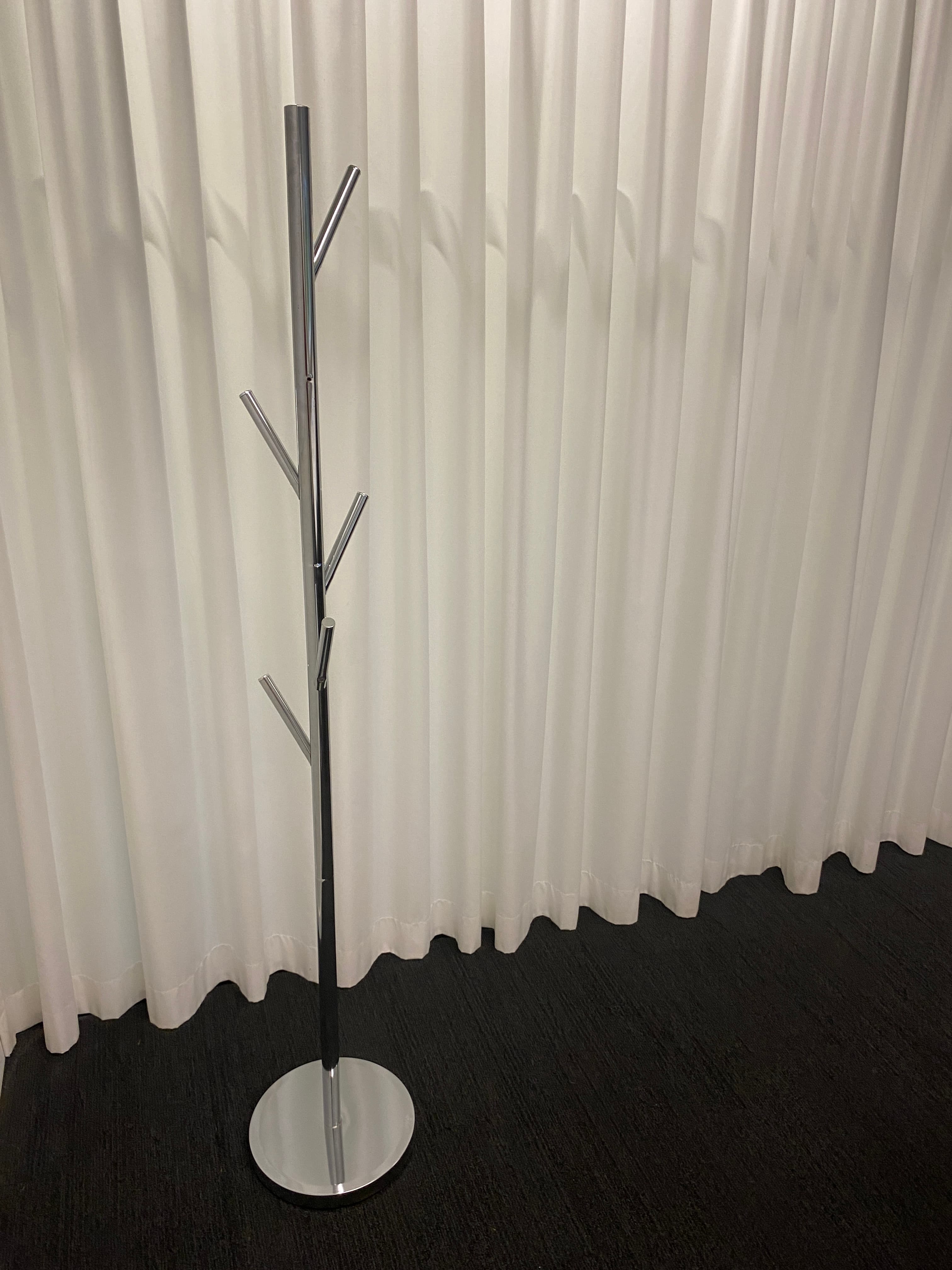 Porte-manteau en acier argenté