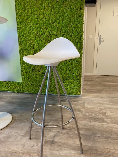 Tabouret en plastique blanc avec cadre en métal